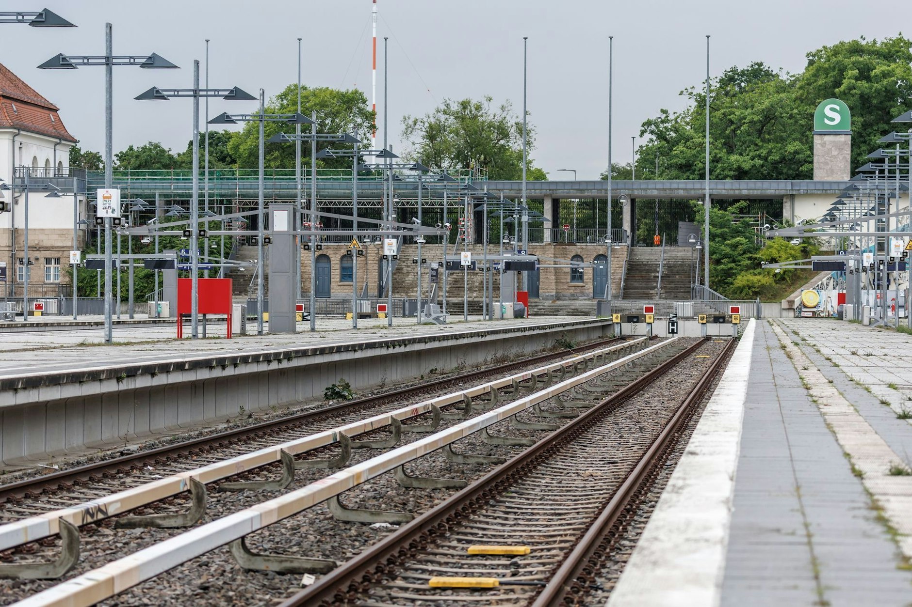 Am S-Bahnhof Olympiastadion kommt es wegen einer Signalstörung zu Problemen.