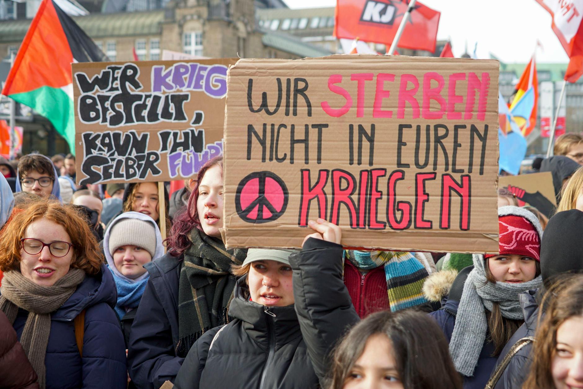 Schüler protestieren auf einer Demo am 20. Februar in Hamburg gegen den Wehrdienst.
