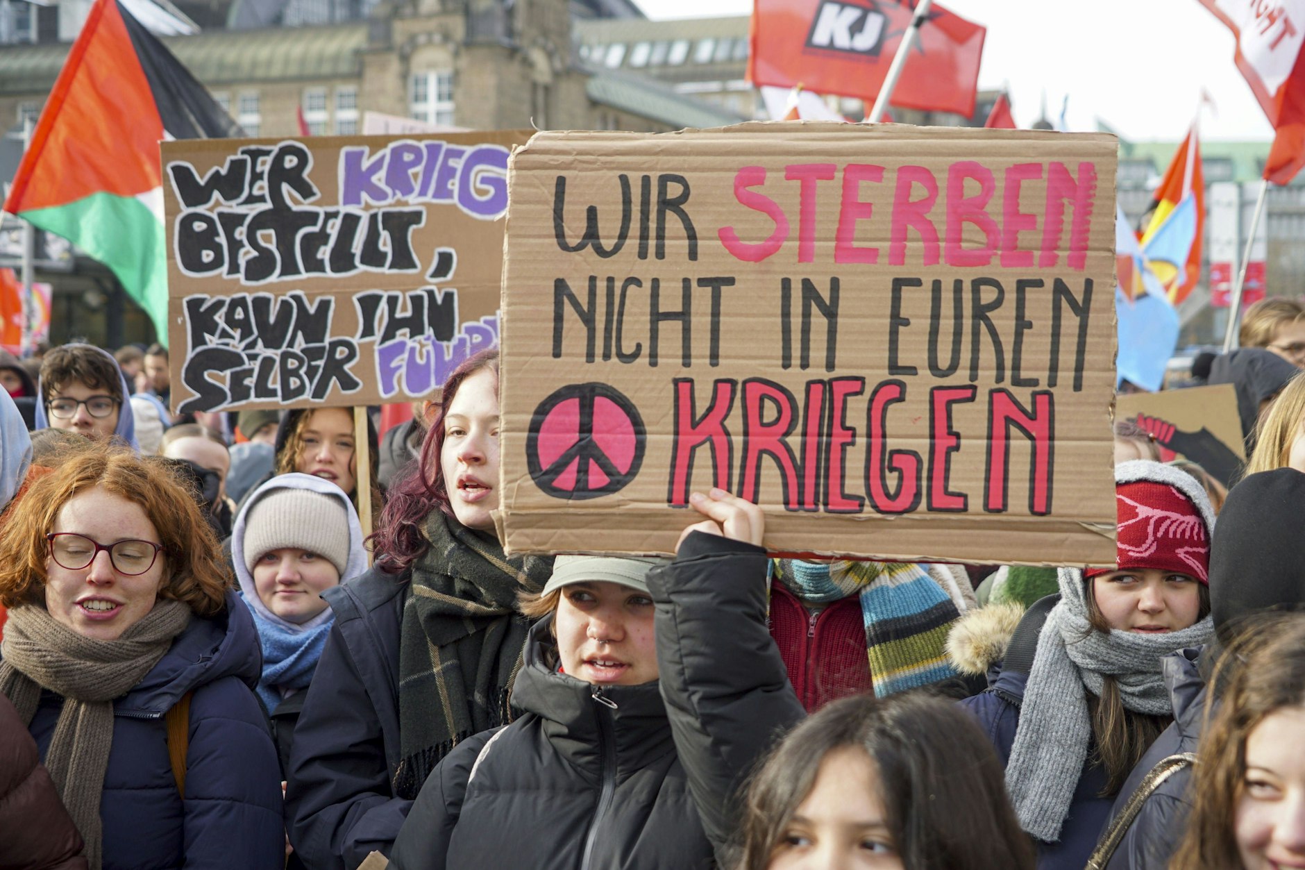 Schüler protestieren auf einer Demo am 20. Februar in Hamburg gegen den Wehrdienst.