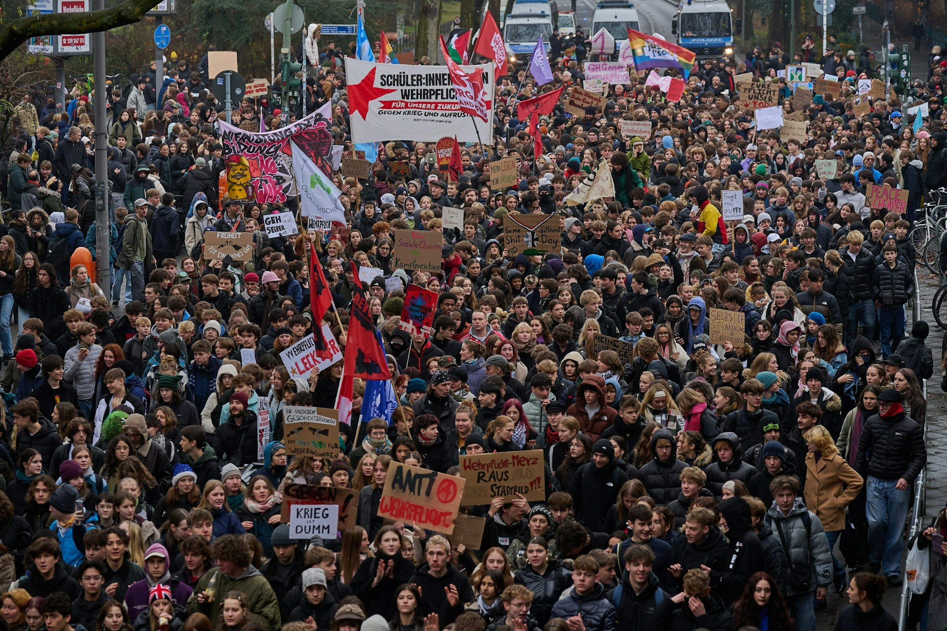 Im Dezember 2025 zogen tausende Schüler durch Berlin gegen den Wehrdienst.