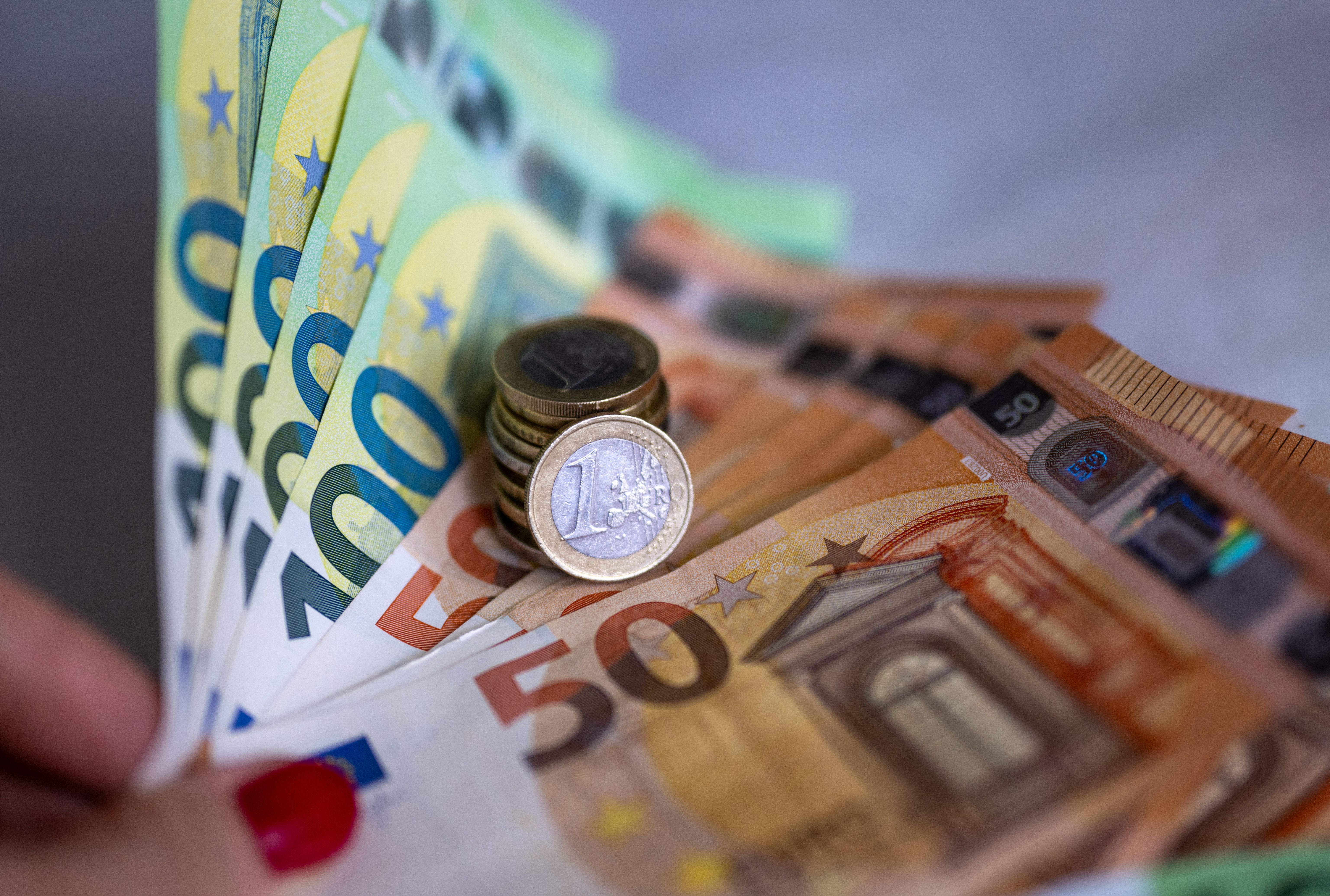 Deutsche verlieren an Kaufkraft und Wohlstand – Einkommen steigen deutlich langsamer als Inflation