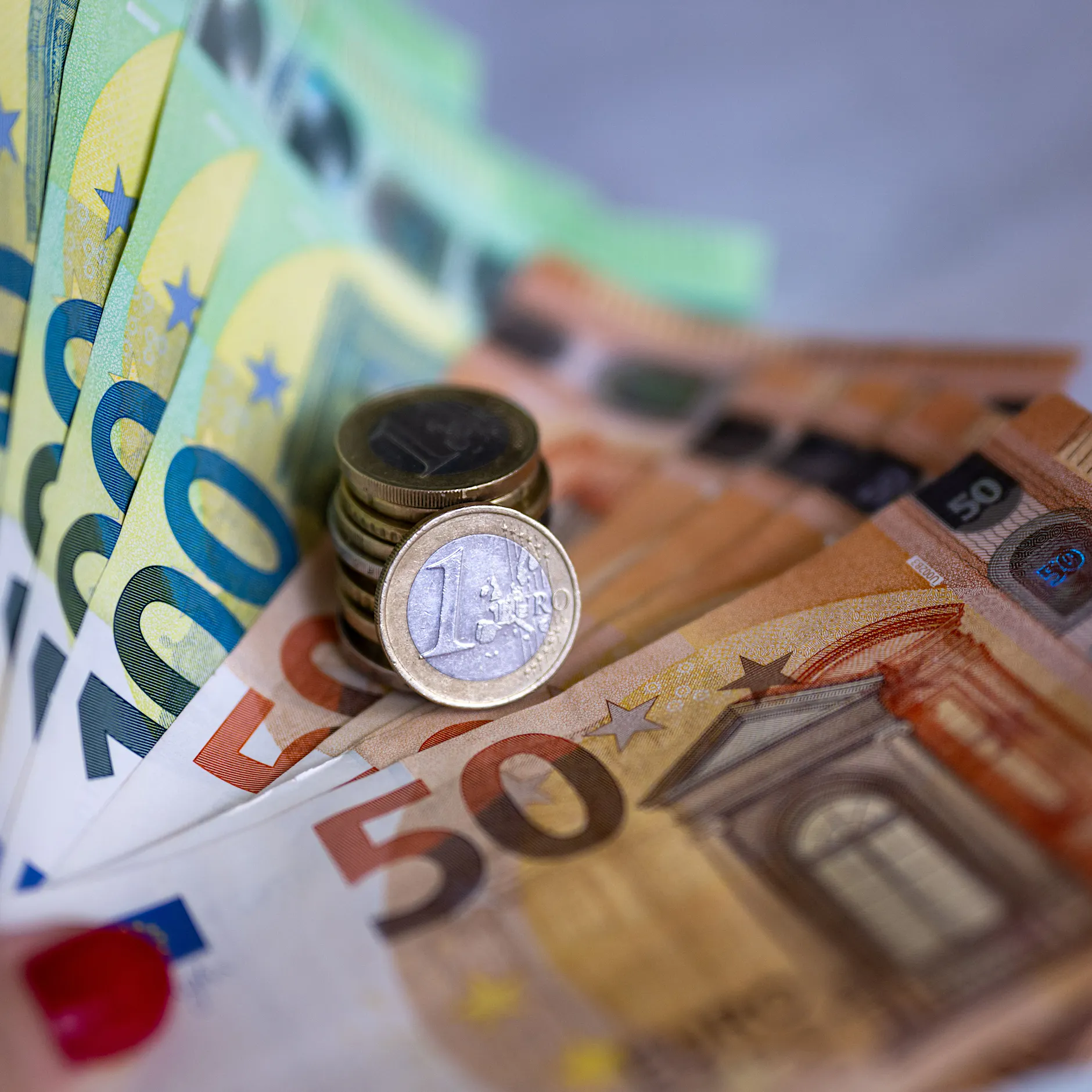 Deutsche verlieren an Kaufkraft und Wohlstand – Einkommen steigen deutlich langsamer als Inflation