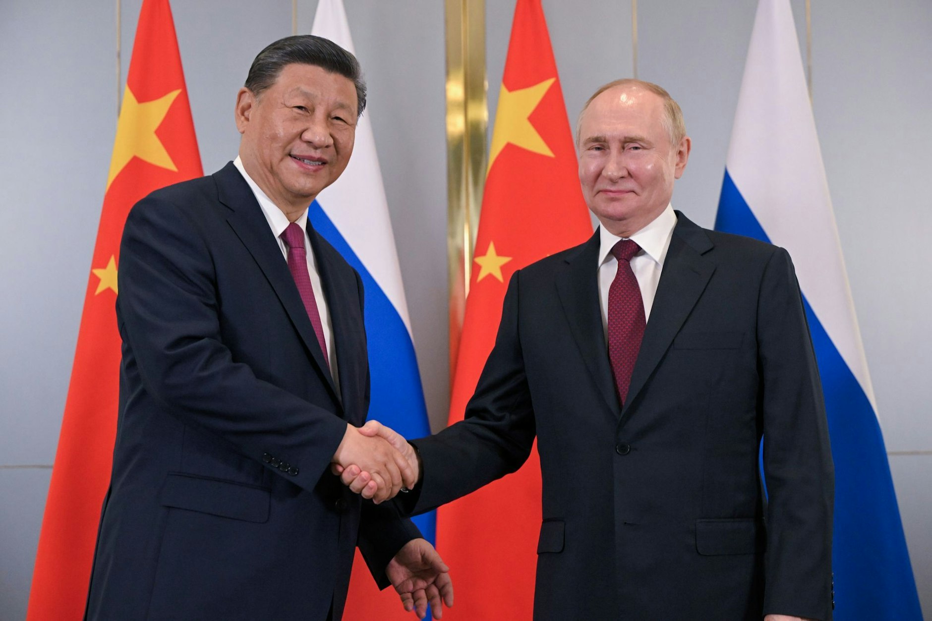Chinas Präsident Xi Jinping (l.) setzt angesichts der Krise im Iran bei der heimischen Energieversorgung wieder mehr auf Russland.