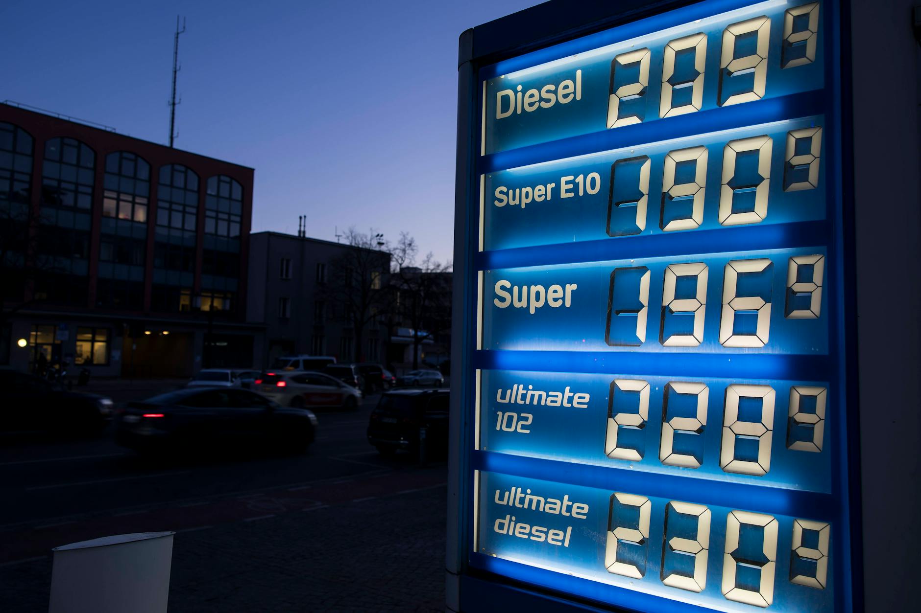 Die Preistafel einer Tanksäule in der Bismarckstraße am Mittwoch
