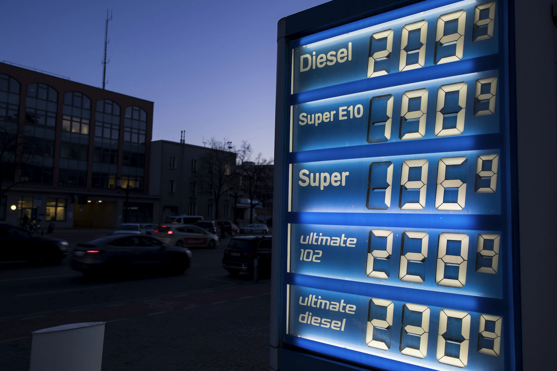Die Preistafel einer Tanksäule in der Bismarckstraße am Mittwoch