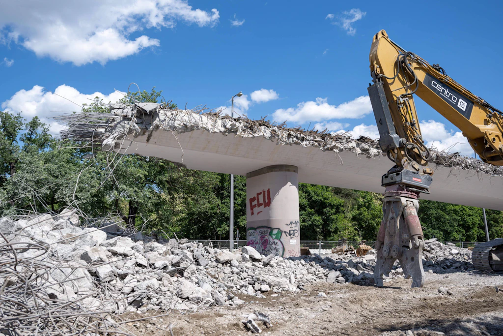 Im Mai 2025 wurde die einsturzgefährdete Brücke an der Wuhlheide abgerissen. In den kommenden Jahren wird es mehrere solcher Bilder geben.