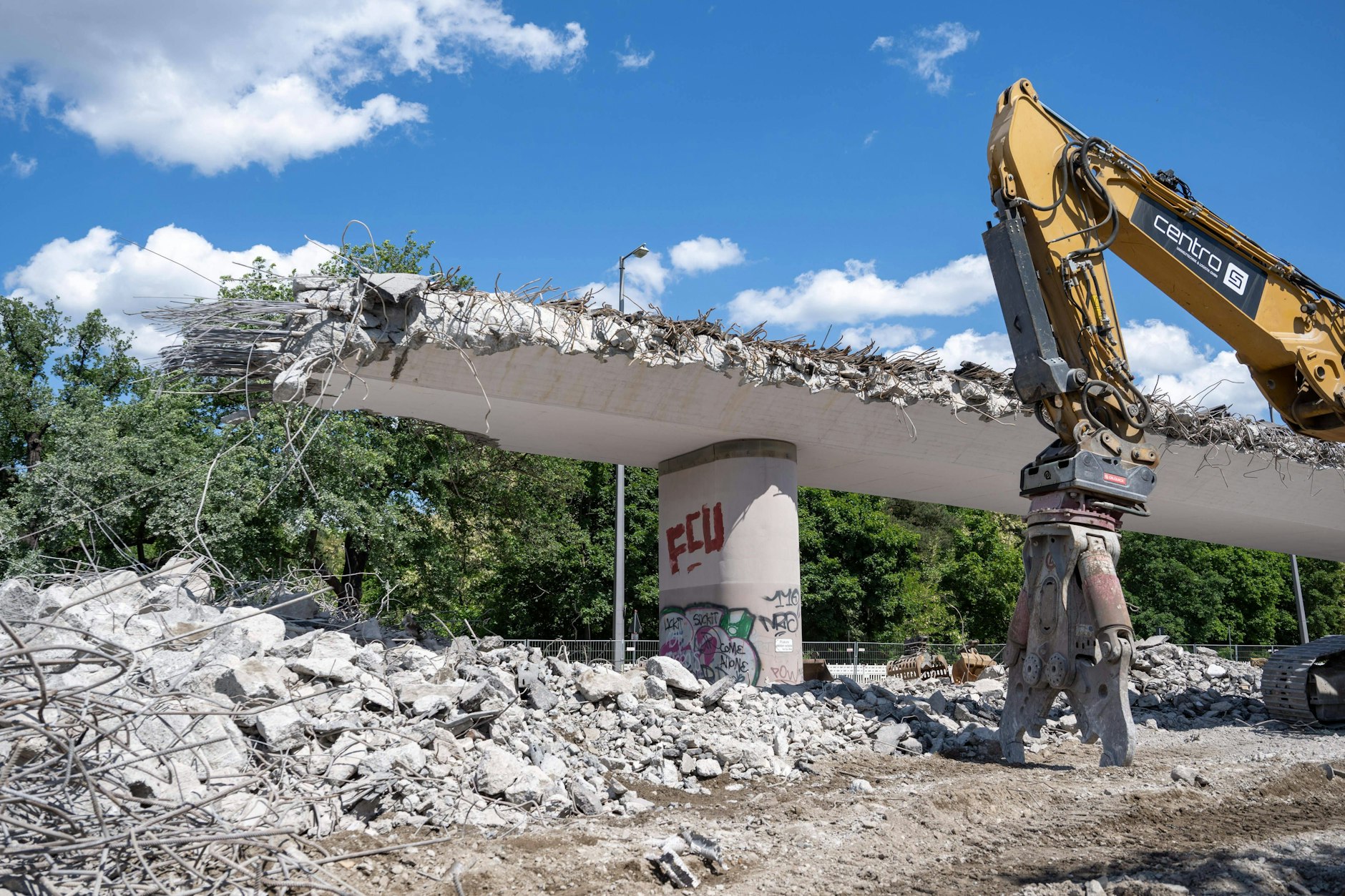 So wurde im Mai 2025 die einsturzgefährdete Brücke an der Wuhlheide abgerissen.