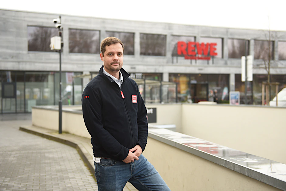Dennis Henkelmann vor seinem Rewe-Markt in der Revaler Straße. Nun kommen weniger Auto-Kunden.  