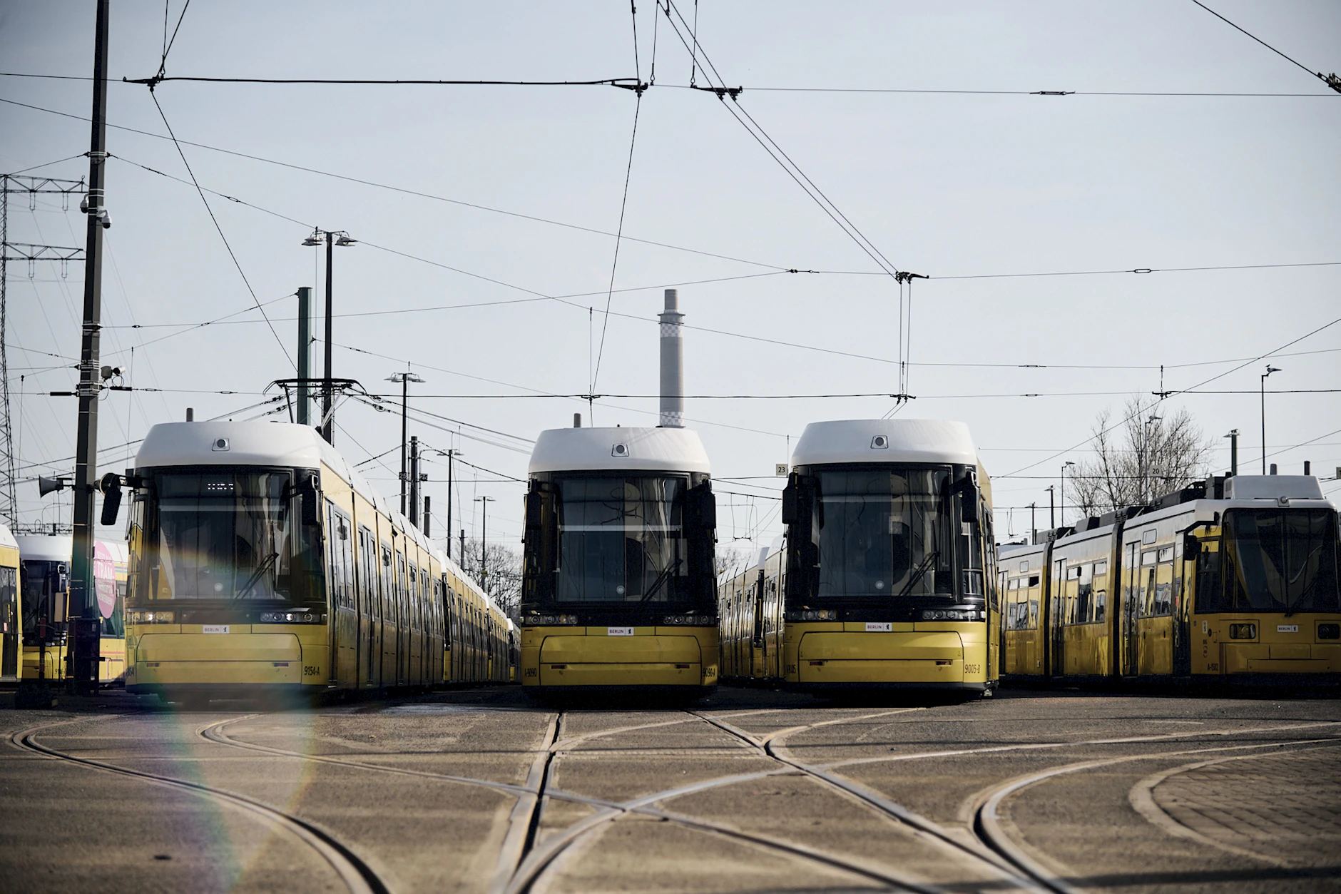 Kein Rad dreht sich mehr bei der BVG. Der jüngste Warnstreik legte auch diese Straßenbahnen in Lichtenberg 48 Stunden lang still.