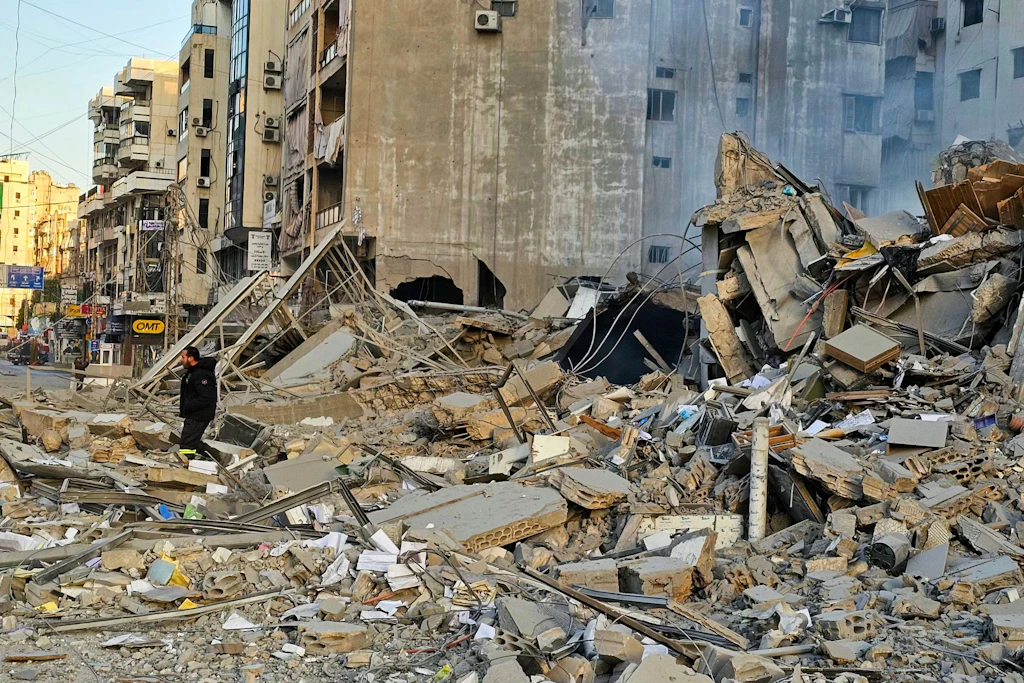 Ein Mann geht am 6. März durch die Trümmer eines Gebäudes in den südlichen Vororten Beiruts, wo in der Nacht zuvor israelische Luftangriffe stattgefunden hatten.