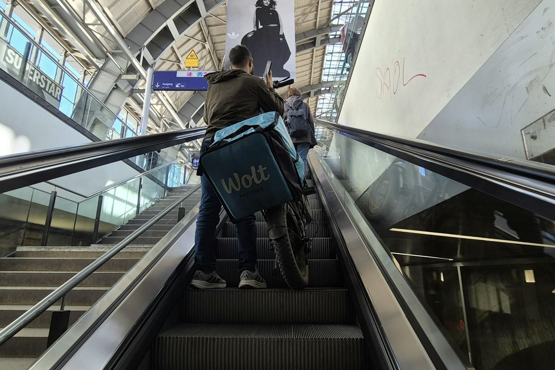 E-Bikes sind auf Rolltreppen natürlich nicht gestattet. Genauso wenig wie normale Fahrräder und Kinderwägen. Hier muss man auf einen Aufzug ausweichen oder die Treppe hochschleppen.