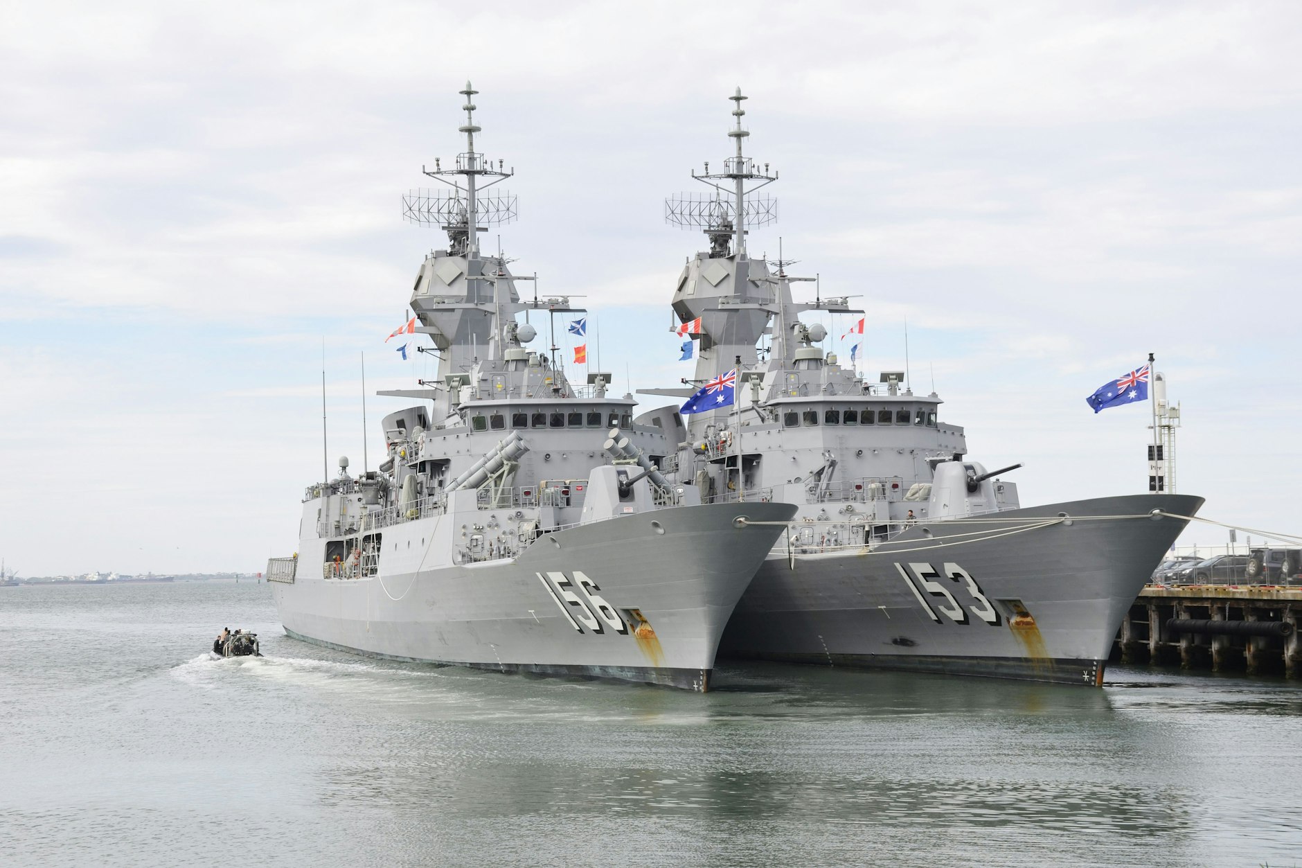 Zwei australische Fregatten: Die HMAS Toowoomba und HMAS Stuart.