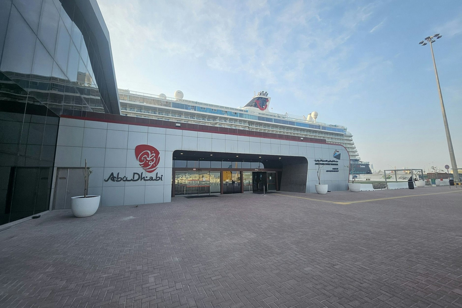 „Mein Schiff 4“ liegt im Hafen von Abu Dhabi fest. Von hier aus machen sich Passagiere auf eigene Faust auf den Weg nach Hause.