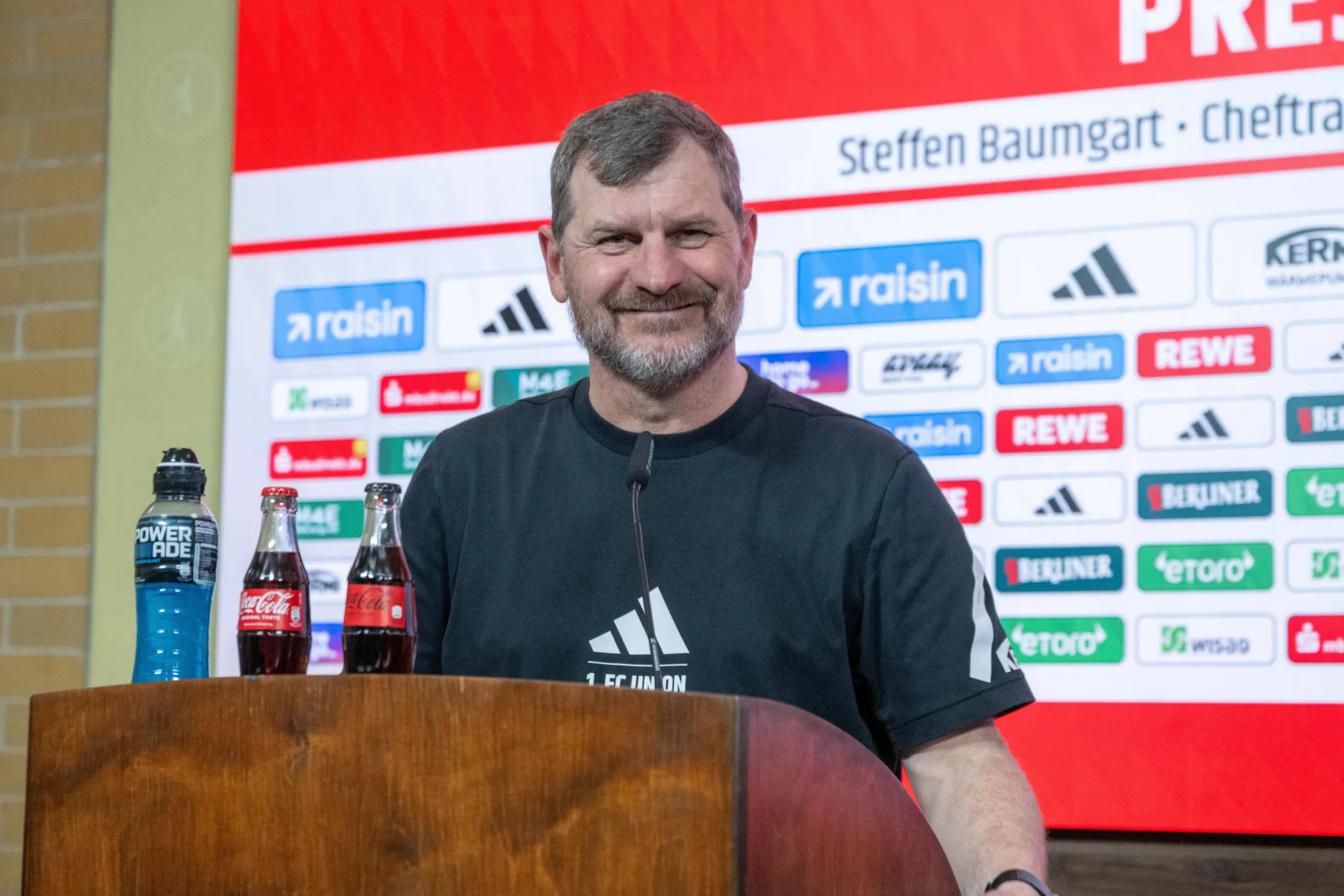Steffen Baumgart strahlte am Freitag mit der Berliner Sonne um die Wette.