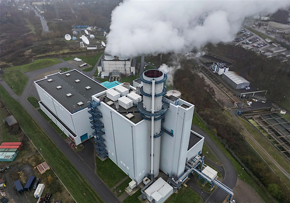Dampf steigt aus der Kühlung eines Gaskraftwerkes: Bleibt der Osten bei neuen Kraftwerken außen vor?