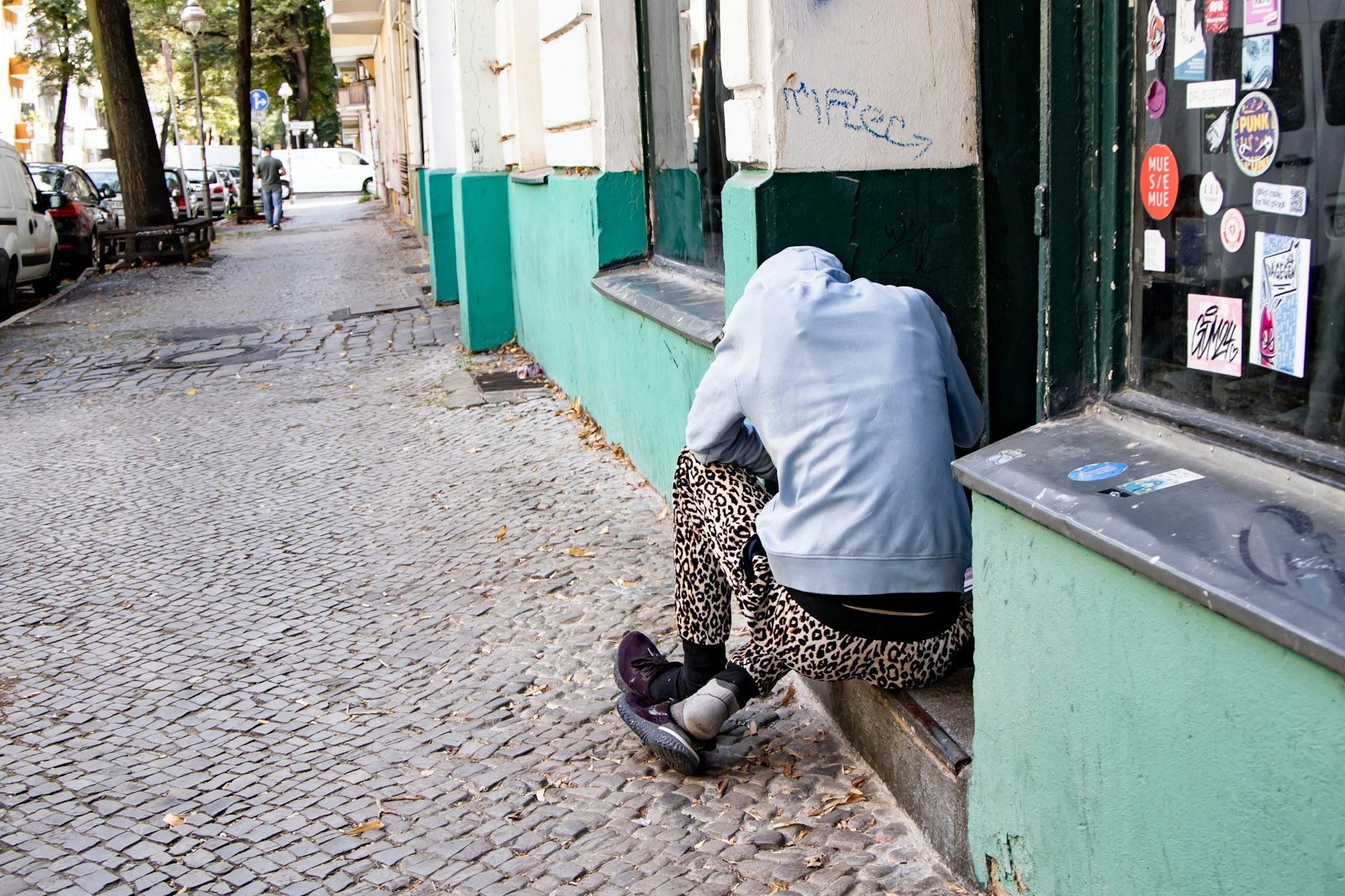Drogenabhängige auf einem Gehweg im Schillerkiez unweit vom Tempelhofer Feld.