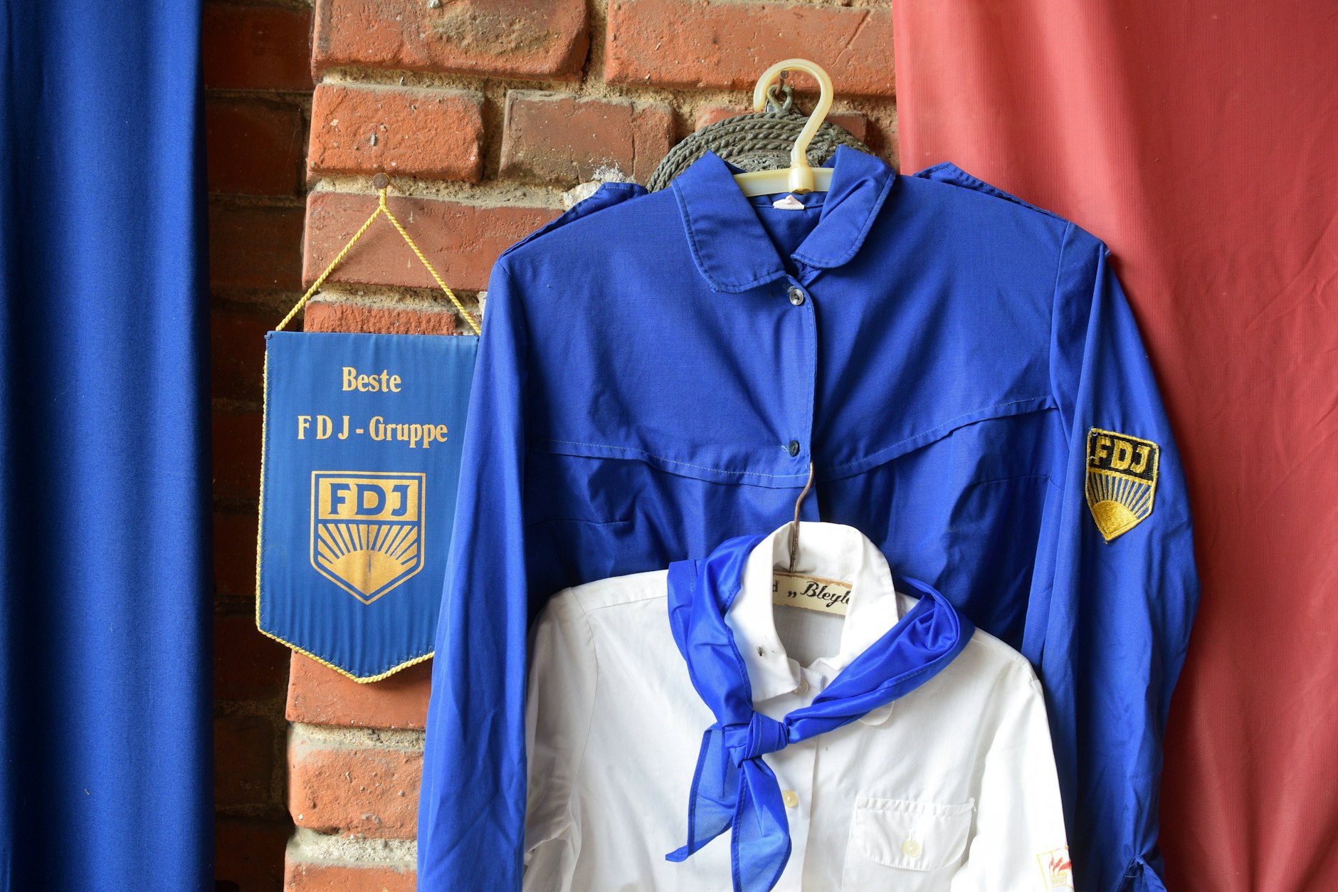 Heute finden sich die Relikte der DDR-Jugendorganisation, Pionierbluse und FDJ-Hemd, vor allem auf Flohmärkten und im DDR-Museum.