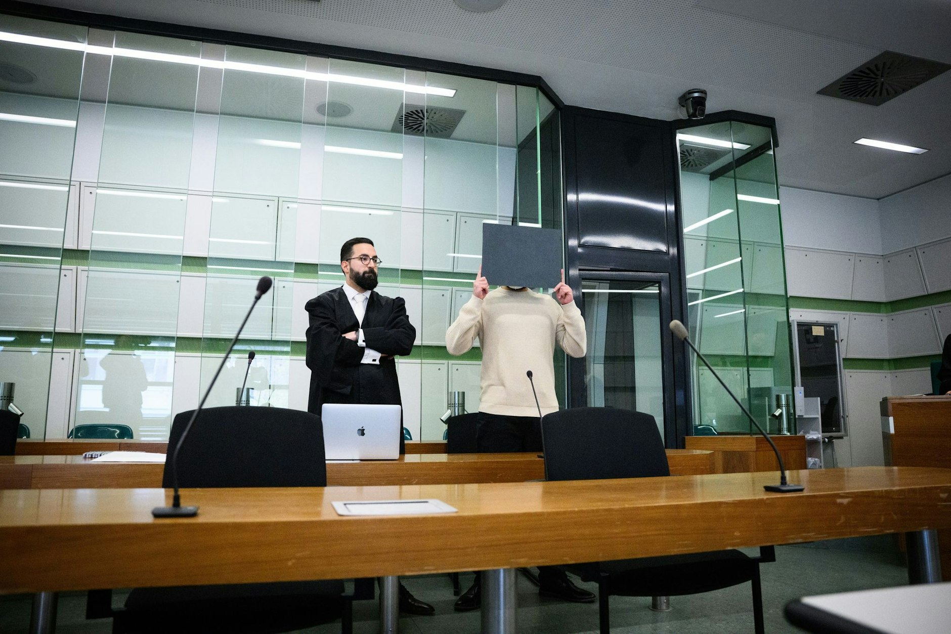 Der Angeklagte mit seinem Rechtsanwalt Ehssan Khazaeli (l) beim Prozess wegen einer Attacke auf den jüdischen Studenten Lahav Shapira.