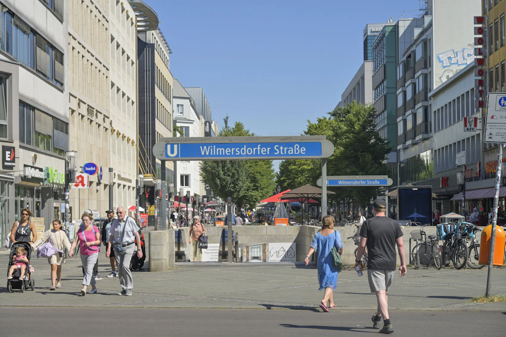 Geht man die Wilmersdorfer Straße entlang, merkt man, niemand will hier sein. Voll ist es aber immer.