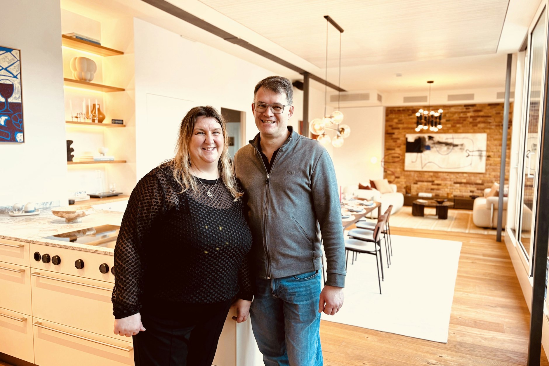 Hermann und Andrea Krätzer in ihrer riesigen neuen Luxuswohnung in Friedrichshain.