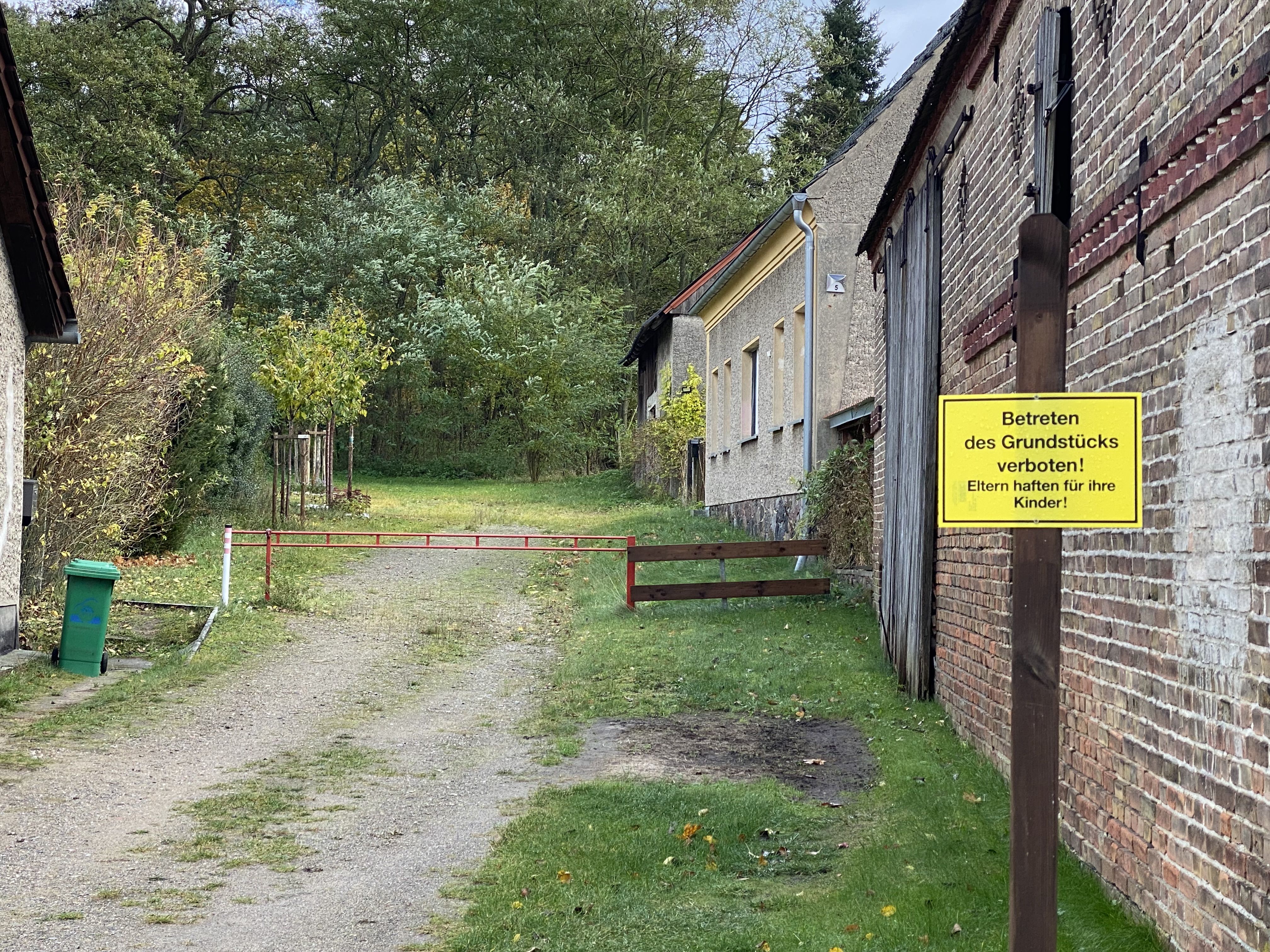 Irrer Schranken-Streit in Brandenburg: Familie kommt trotz Urteil noch immer nicht zu ihrem Haus