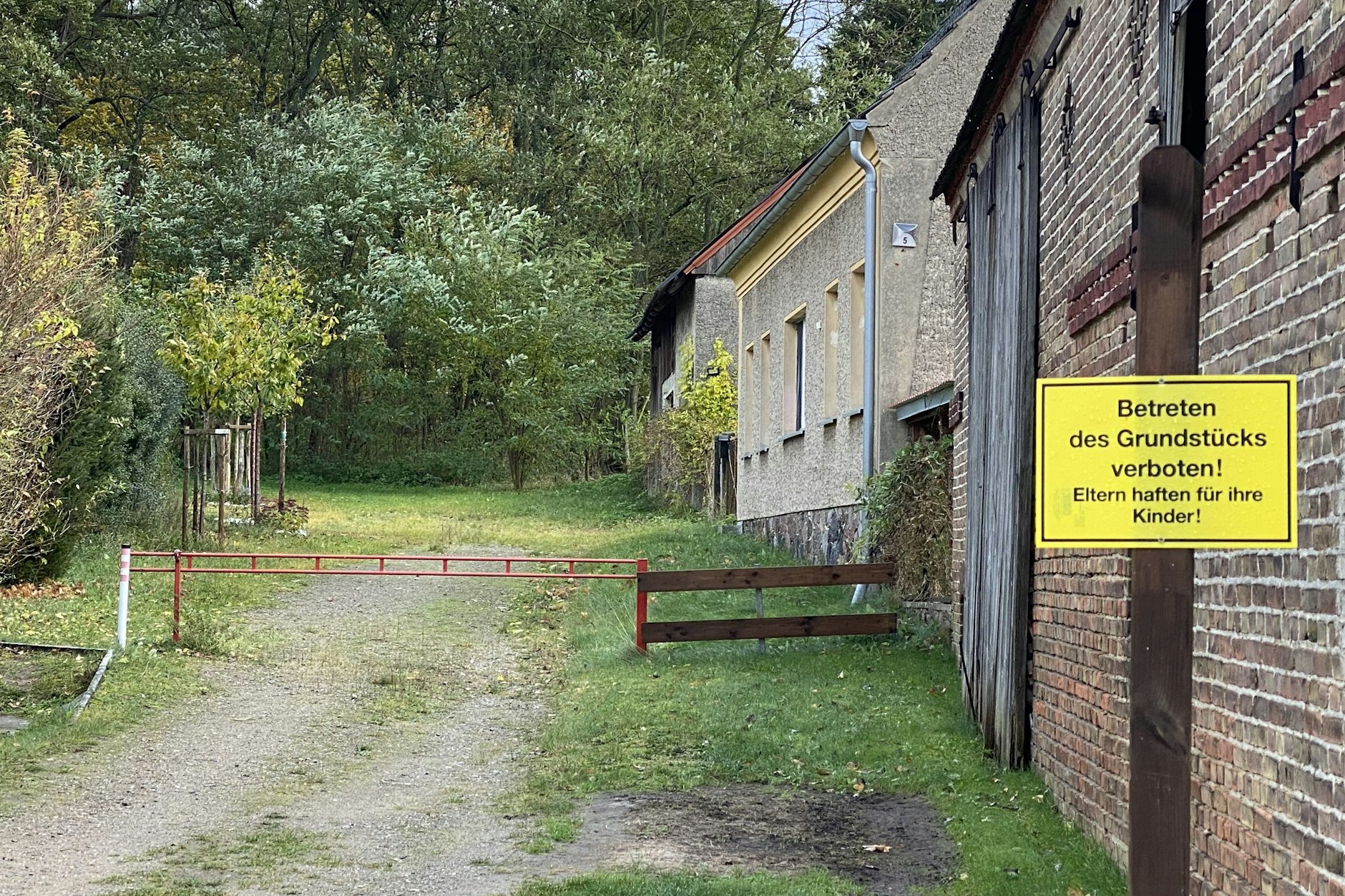 Diese Schranke versperrt der Familie seit drei Jahren die Zufahrt zu ihrem Grundstück.