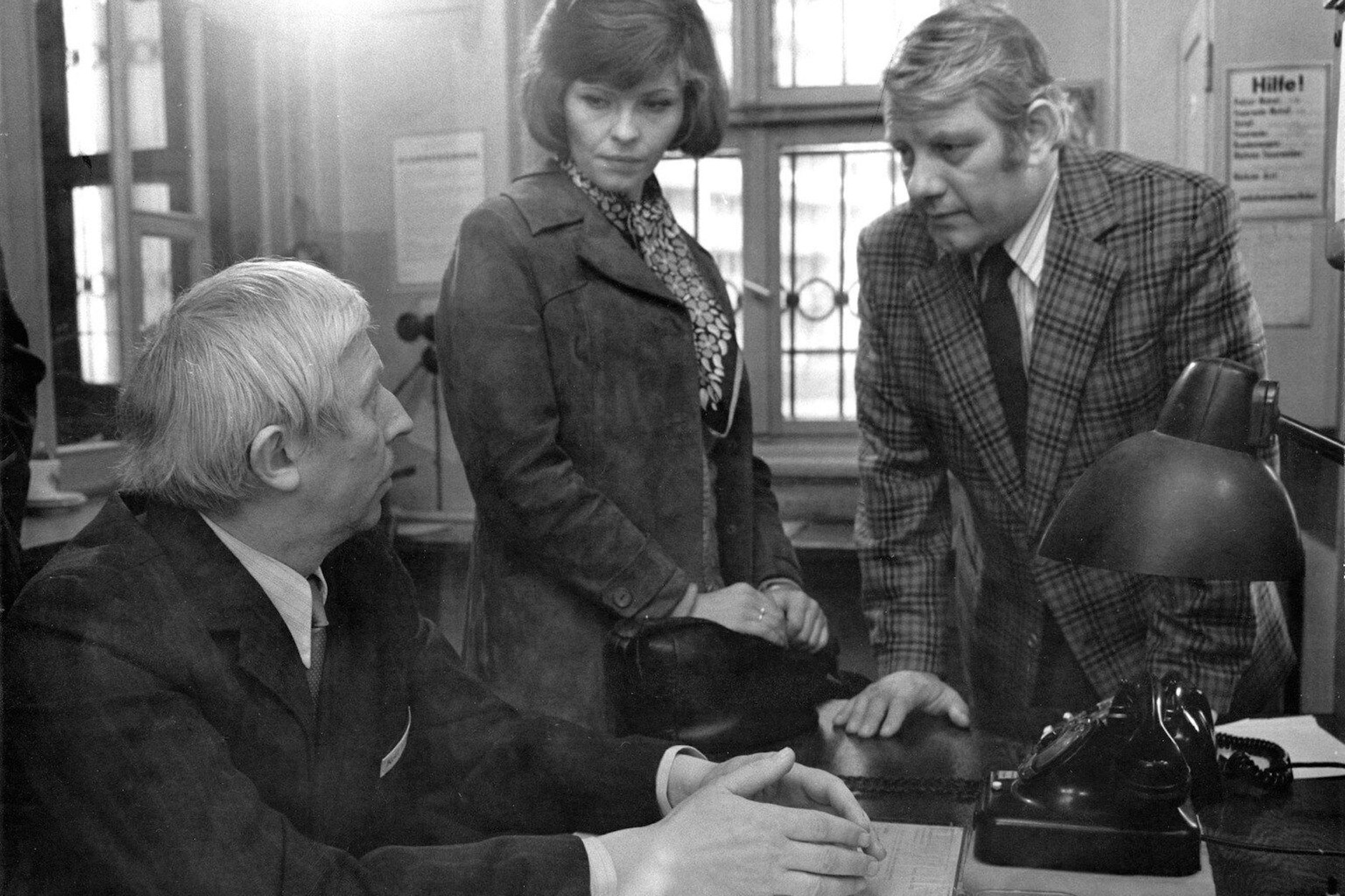 Leutnant Vera Arndt (Sigrid Göhler) und Oberleutnant Fuchs (Peter Borgelt, re.) sprechen im Polizeiruf 110: Kein Paradies für Elstern mit Warenhaus-Nachtwächter Walter Fritsche (Kurt Radeke).