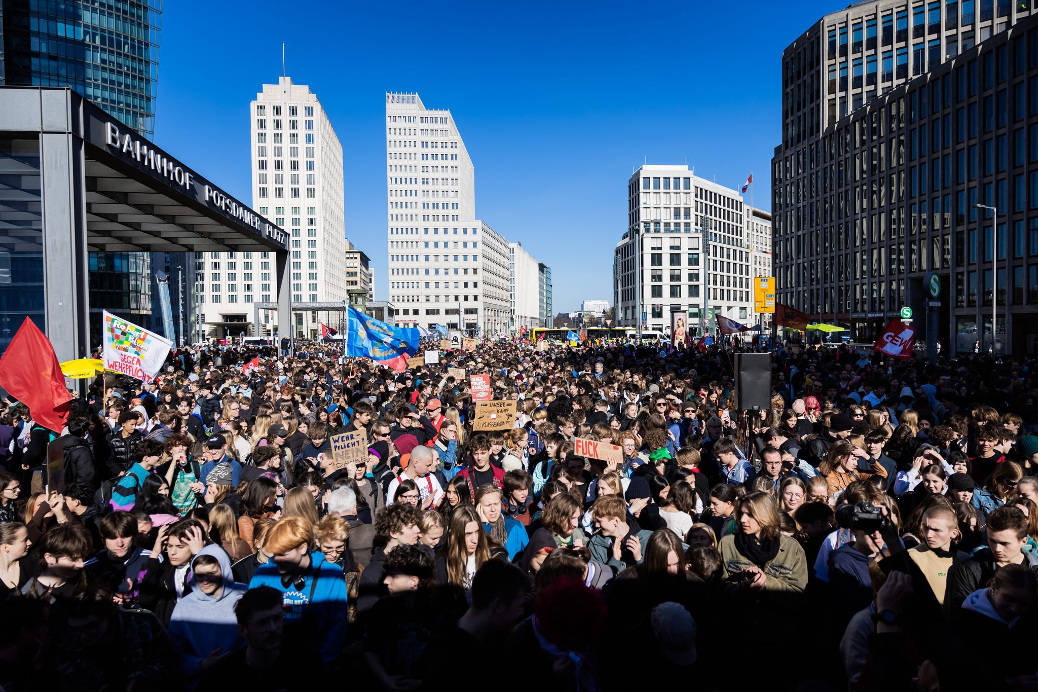 Beleidigendes Merz-Plakat bei Wehrpflicht-Demo? Polizei ermittelt gegen 18-Jährigen