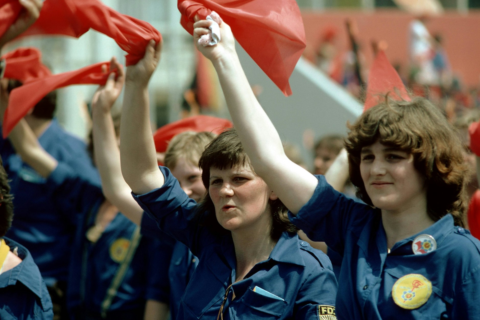 Die FDJ organisierte auch große Jugendtreffen und Festivals. Hier schwenken FDJlerinnen rote Tücher auf dem Nationalen Jugendfestival 1979 in Ost-Berlin.