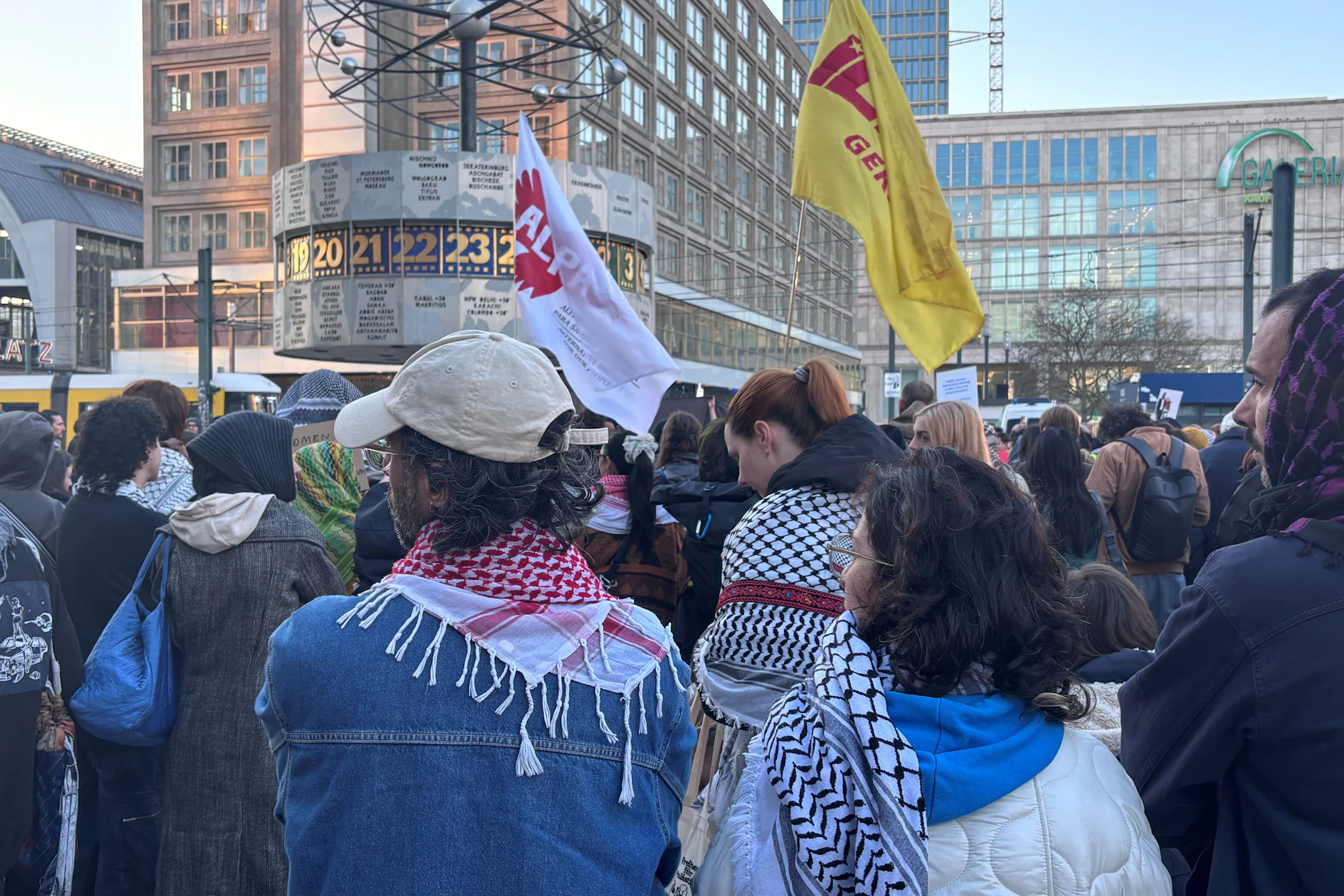 Deutsche Linke und Araber vereint für die Mullahs: eine Demonstration auf dem Berliner Alexanderplatz.
