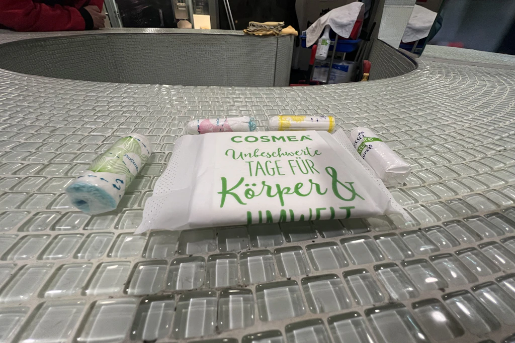 Diese Tampons und diese Binde wird im WC-Center am Alexanderplatz angeboten. 