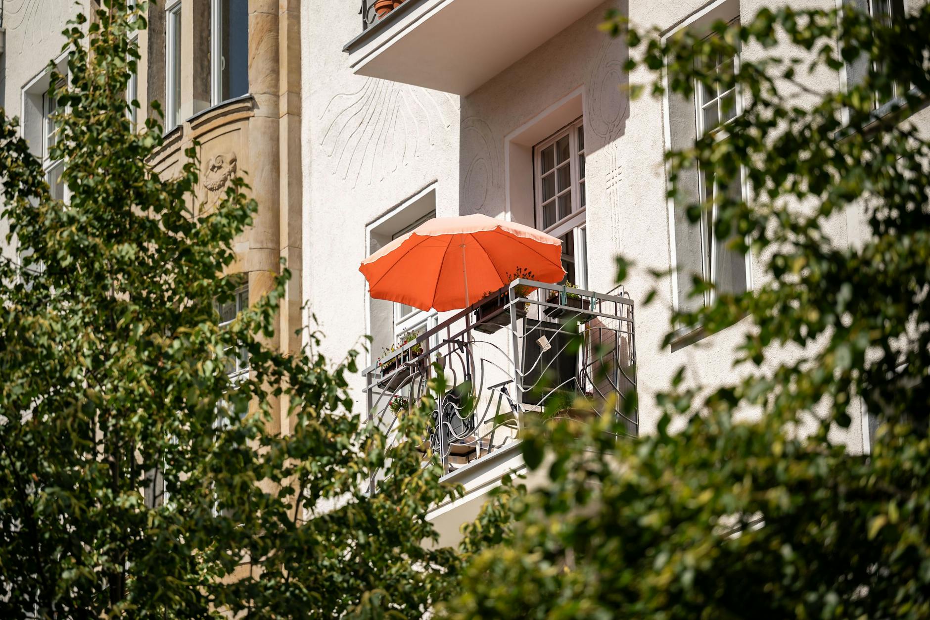 Auf dem Balkon kann man auch in Berlin die ersten Frühlingstage perfekt genießen.