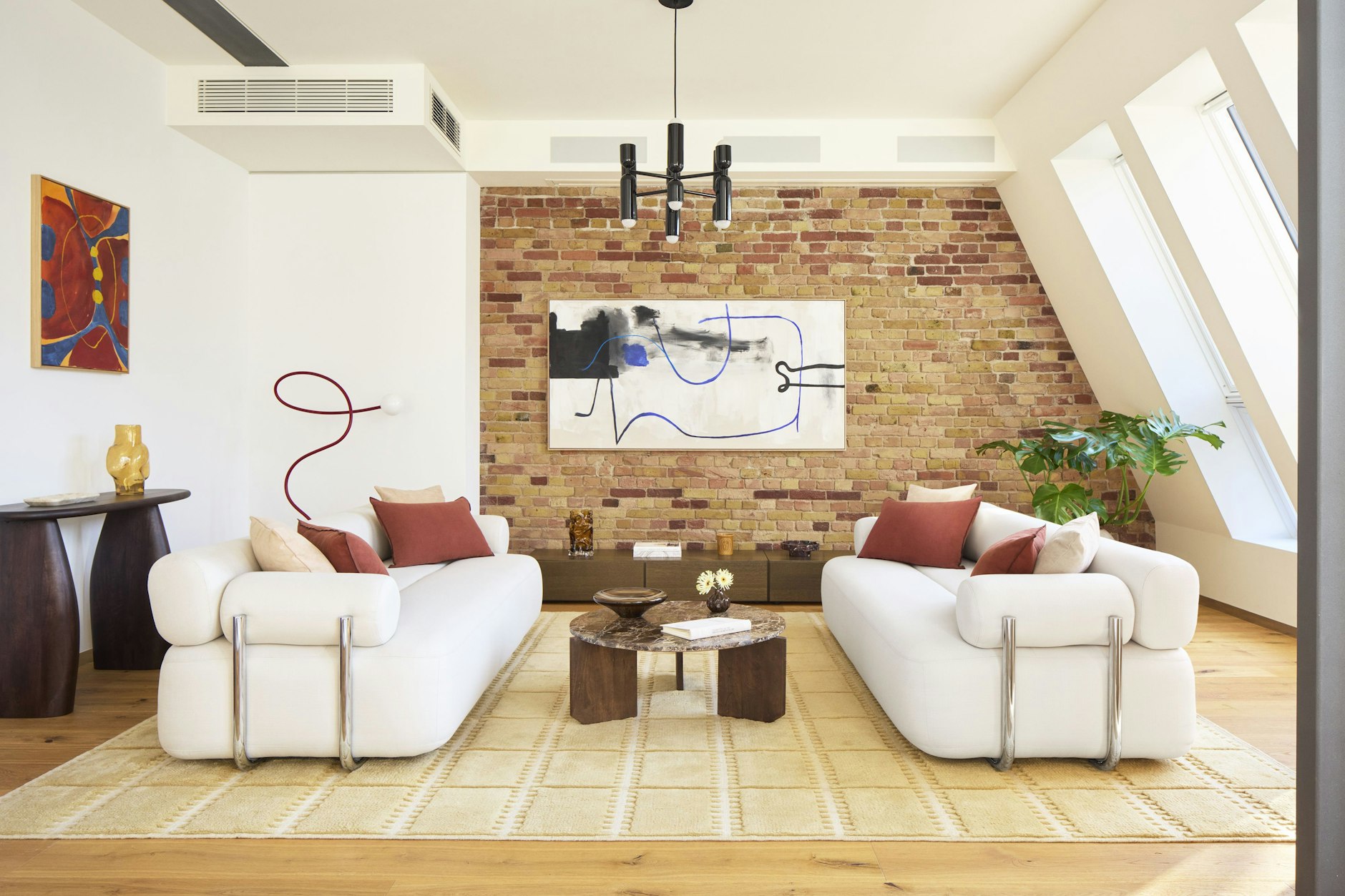 Lichtdurchflutet durch die großen Panorama-Fenster ist das Luxus-Penthouse ein echter Wohntraum.