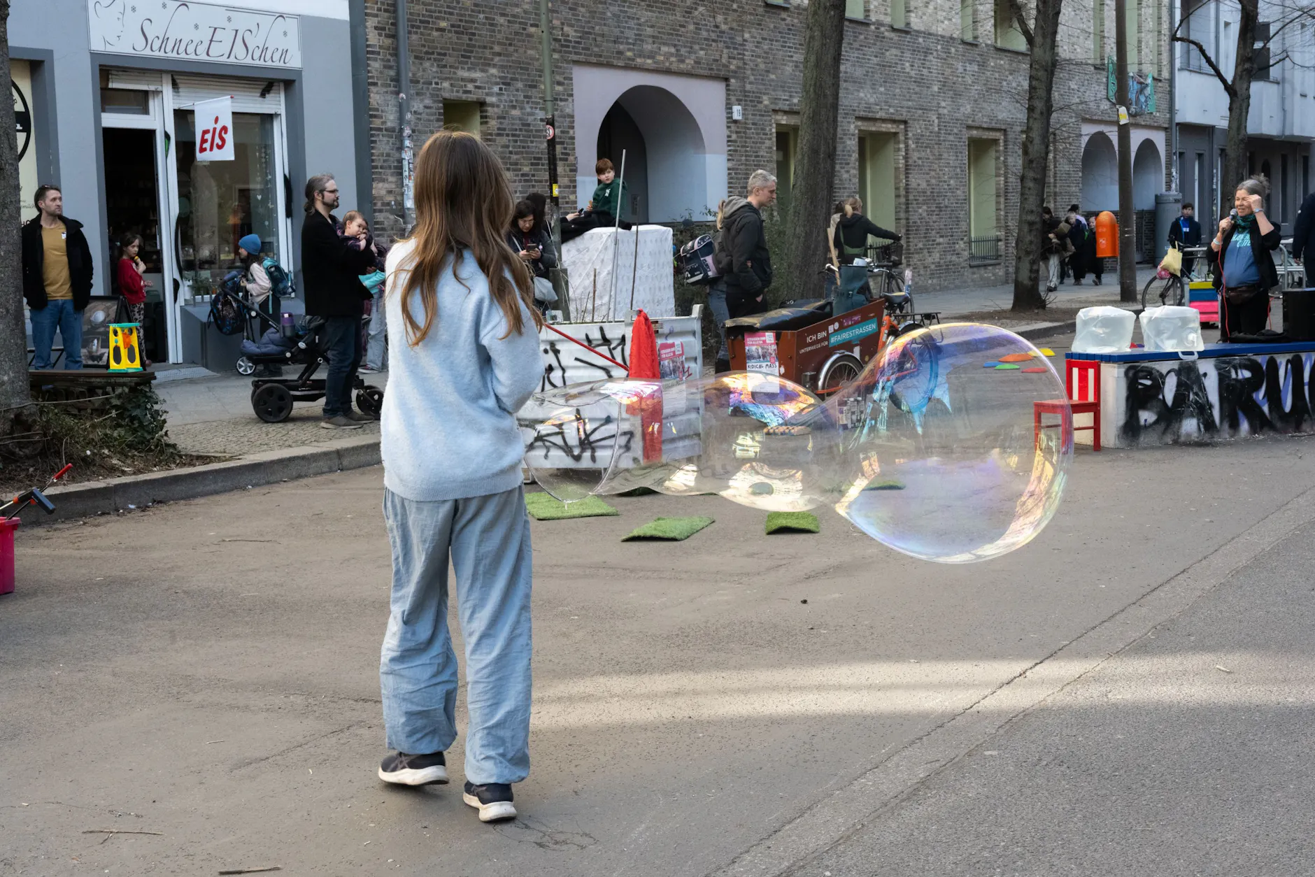 „Klima der Angst“? Fest in der Schulzone vor der Jane-Goodall-Schule in Berlin-Friedrichshain