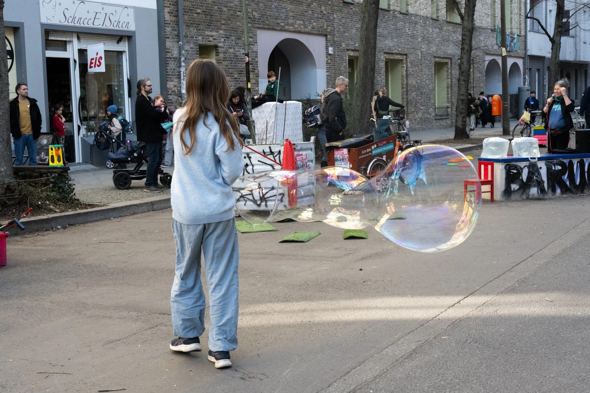 „Klima der Angst“? Fest in der Schulzone vor der Jane-Goodall-Schule in Berlin-Friedrichshain