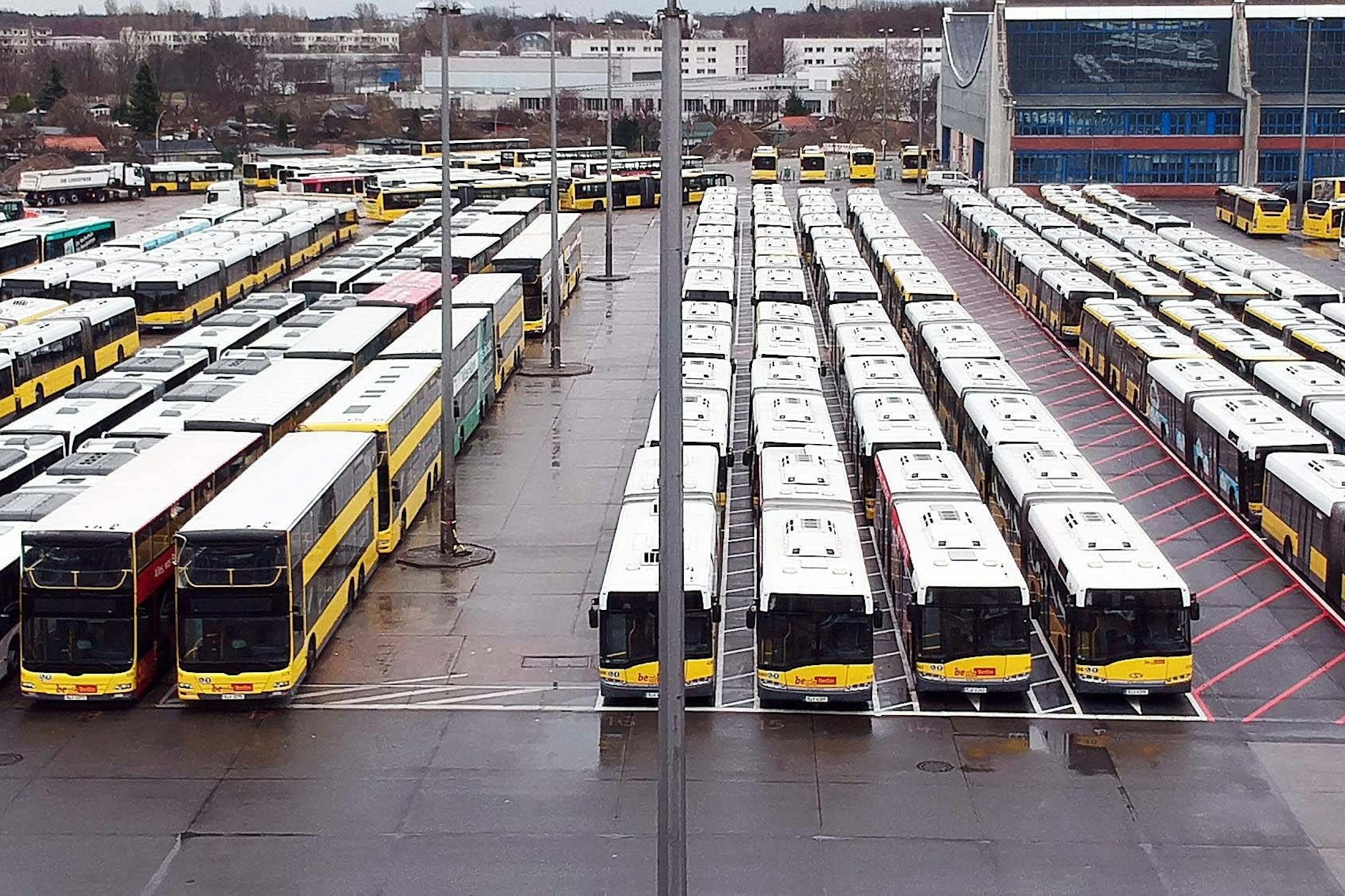 An Wochenenden und Feiertagen zu arbeiten, gehört für Fahrer der BVG zum Standard.