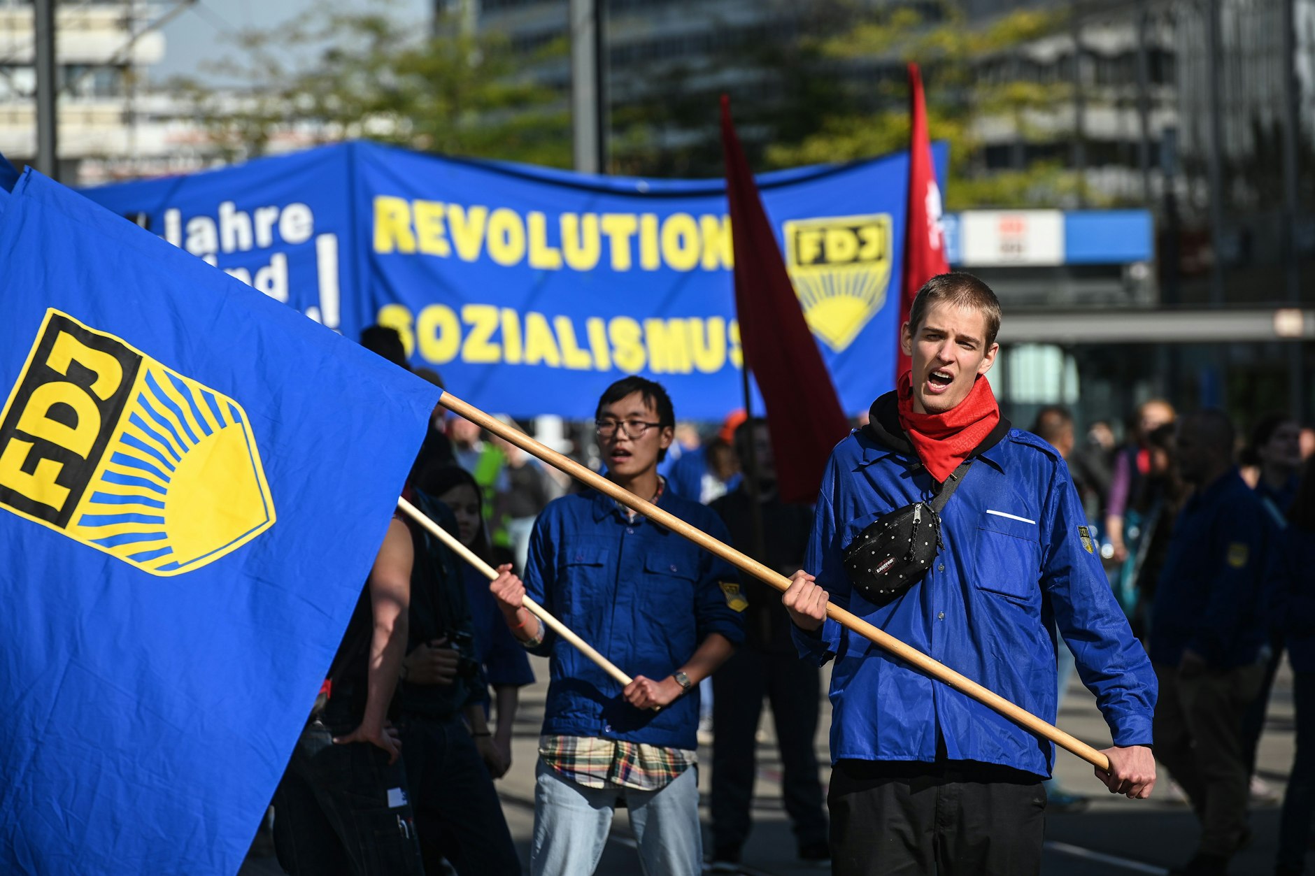 Wie einst in der DDR: Die FDJ ist mit Fahnen und Transparenten bei einer Demo am 3. Oktober 2020 auf dem Alexanderlatz unterwegs. Viele Mitglieder haben allerdings keine ostdeutsche Vergangenheit.