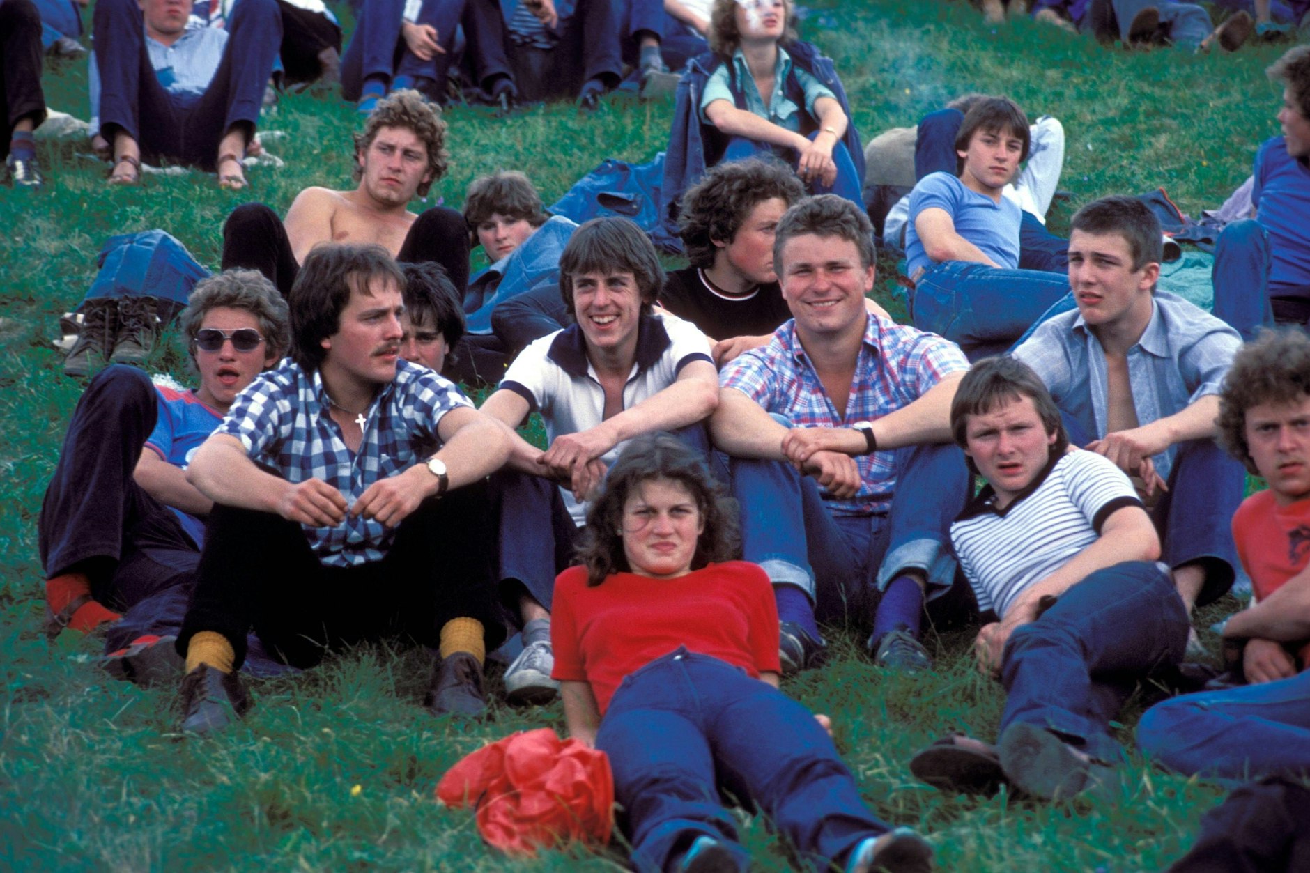 Jugendliche bei einem Jugendtreffen der FDJ auf dem Gelände der Sosa-Talsperre bei Sosa.