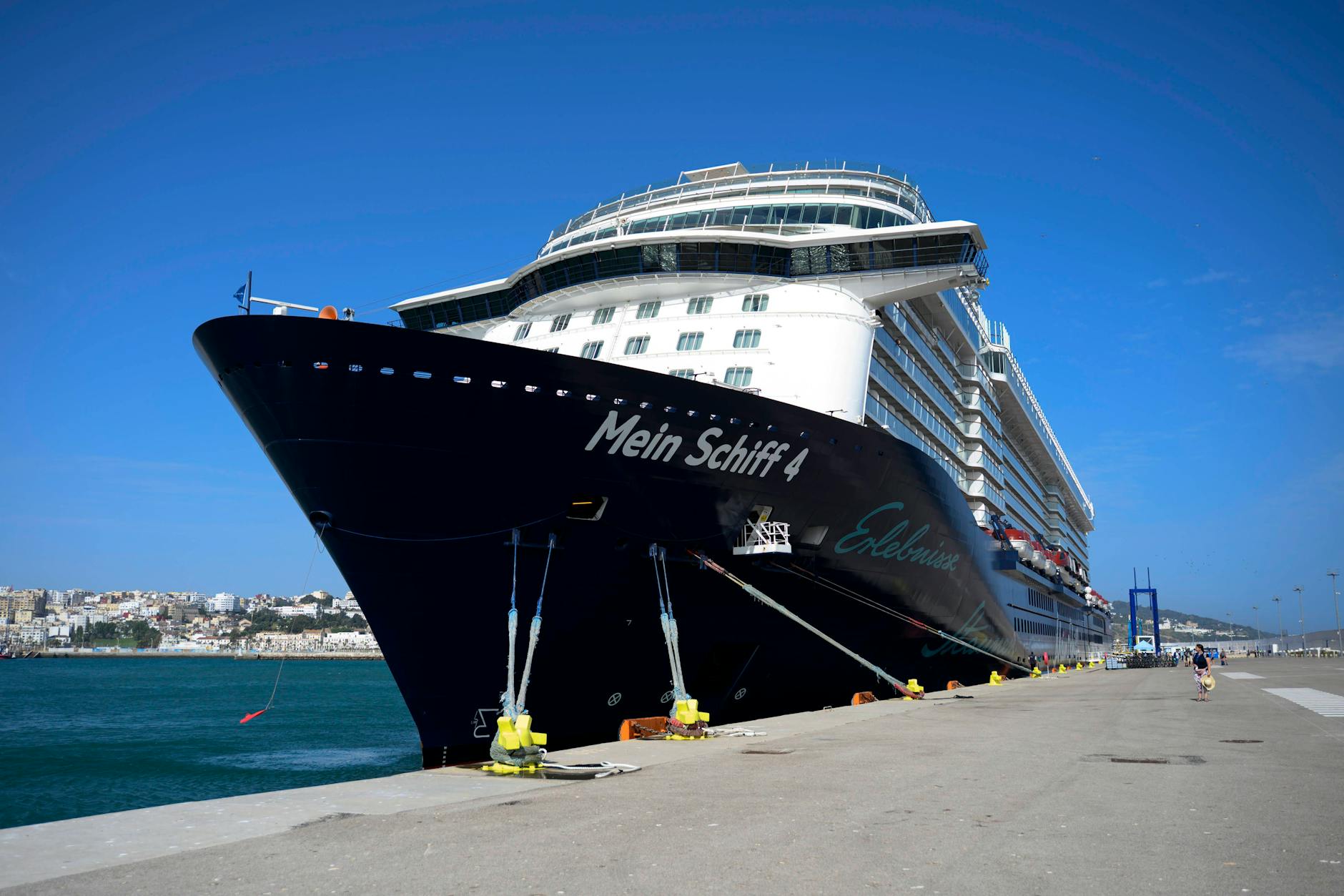 Das Kreuzfahrtschiff „Mein Schiff 4“ des Reiseveranstalters TUI liegt derzeit im Hafen von Abu Dhabi fest (Symbolbild)