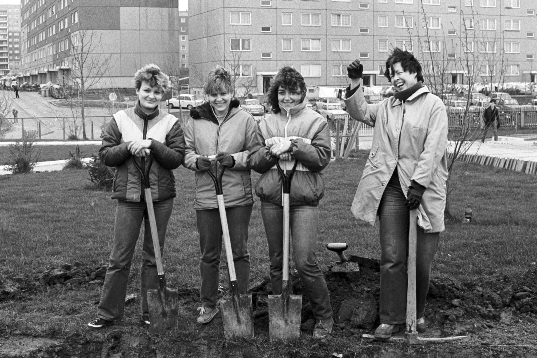 Auch Arbeitseinsätze wurden von der FDJ organisiert. Hier: Ein Einsatz von Jugendlichen aus Schwarzenberg und Rochlitz zur Gestaltung eines Spielplatzes im Heckert-Gebiet in Karl-Marx-Stadt.