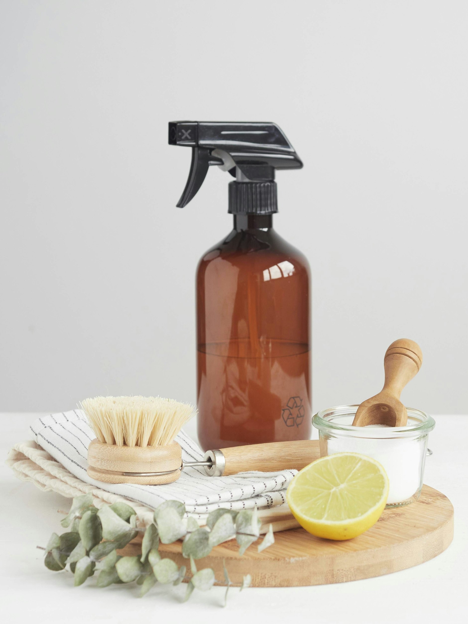 Mit Backpulver kann man sich eine Fensterputzlösung zusammenrühren. Ein Spritzer Zitrone sorgt für mehr Fensterglanz.