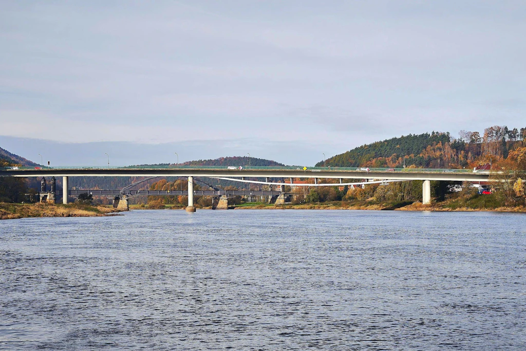Die Elbbrücke in Bad Schandau wird überwacht, die sich anschließende Bahnbrücke (li.) muss abgerissen werden – ein Nadelöhr für die Stadt.