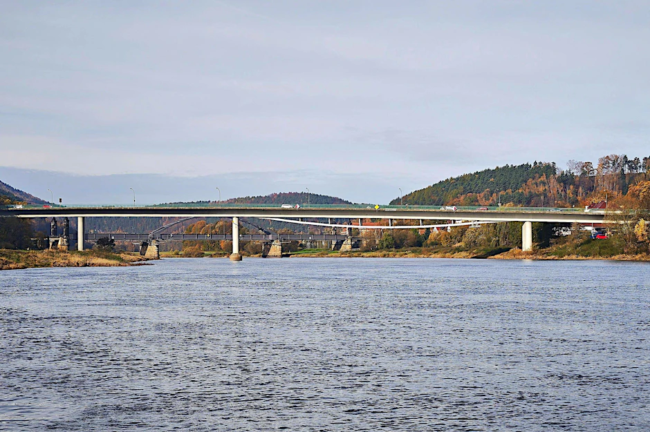 Die Elbbrücke in Bad Schandau wird überwacht, die sich anschließende Bahnbrücke (li.) muss abgerissen werden – ein Nadelöhr für die Stadt.