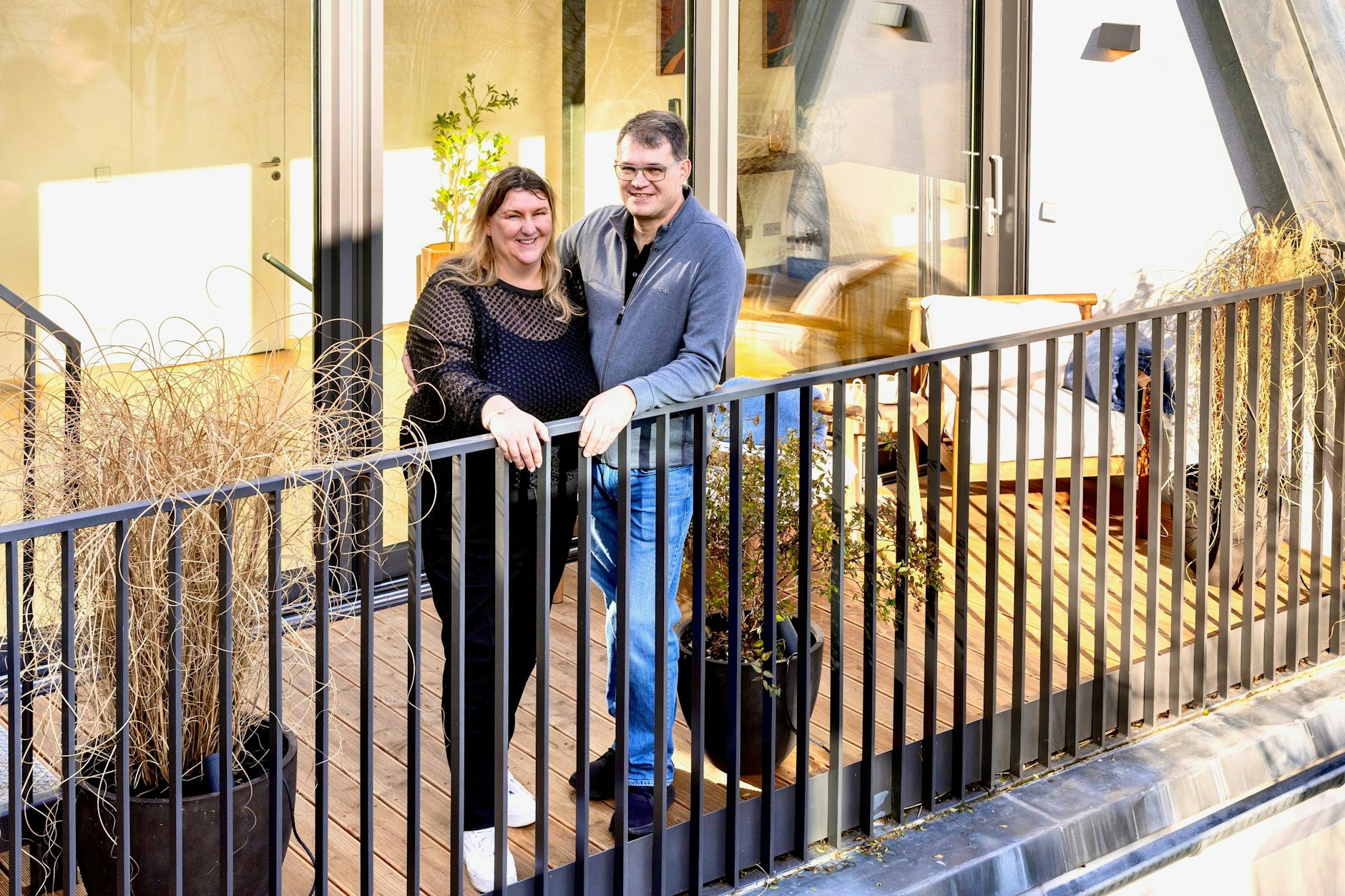 Handwerker Hermann Krätzer aus Bayern mit seiner Frau Andrea in ihrem neuen Penthouse in Berlin. 