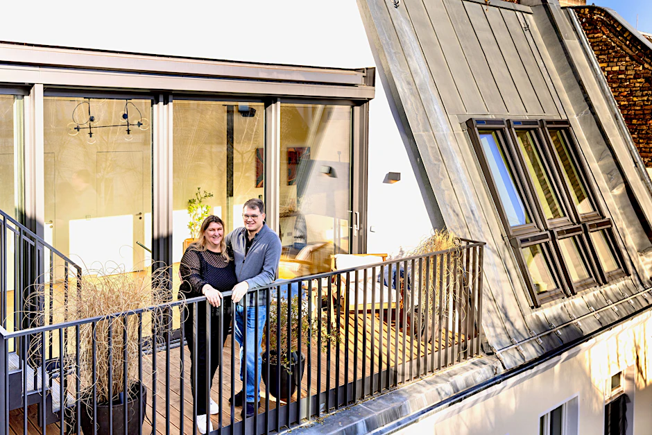 Handwerker Hermann Krätzer aus Bayern mit seiner Frau Andrea in ihrem neuen Penthouse in Berlin. 