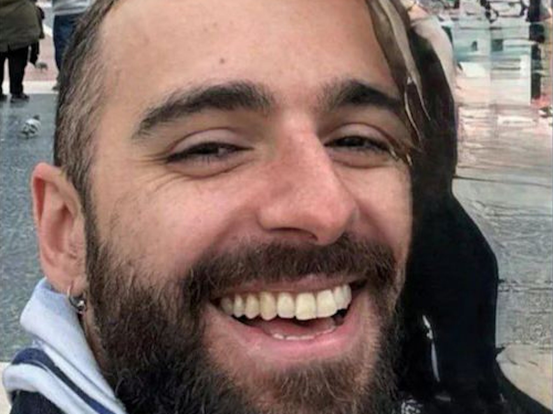 Ein weiteres Foto von Erik Staudacher. Hier wirkt er sehr glücklich, strahlt in die Kamera.