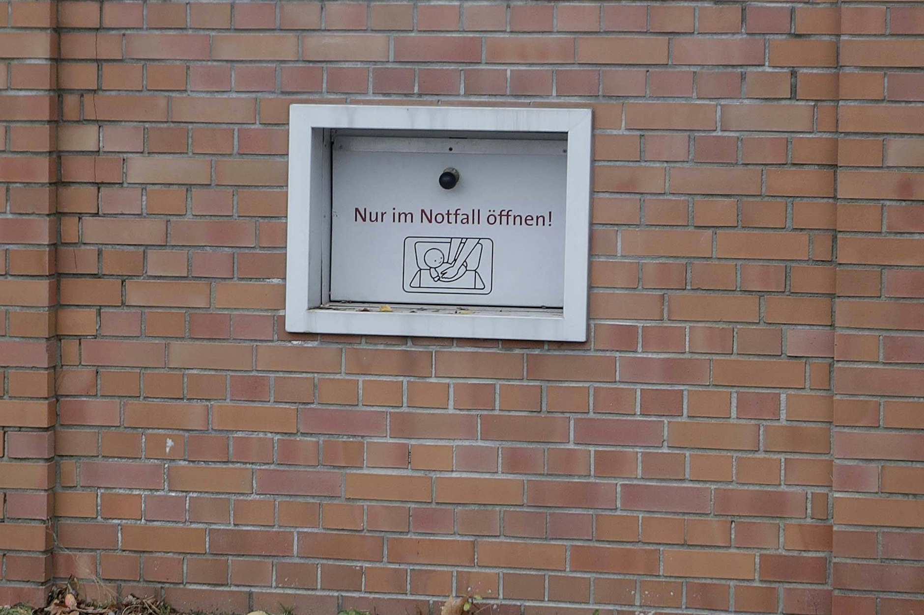 So sieht eine Babyklappe aus, in der Mütter ihre gerade Neugeborenen anonym ablegen können (Symbolfoto).