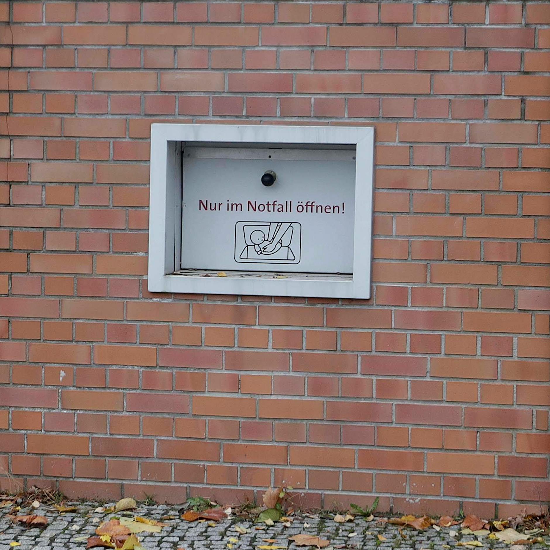 Toter Säugling in Babyklappe: Polizei sucht nach Mutter