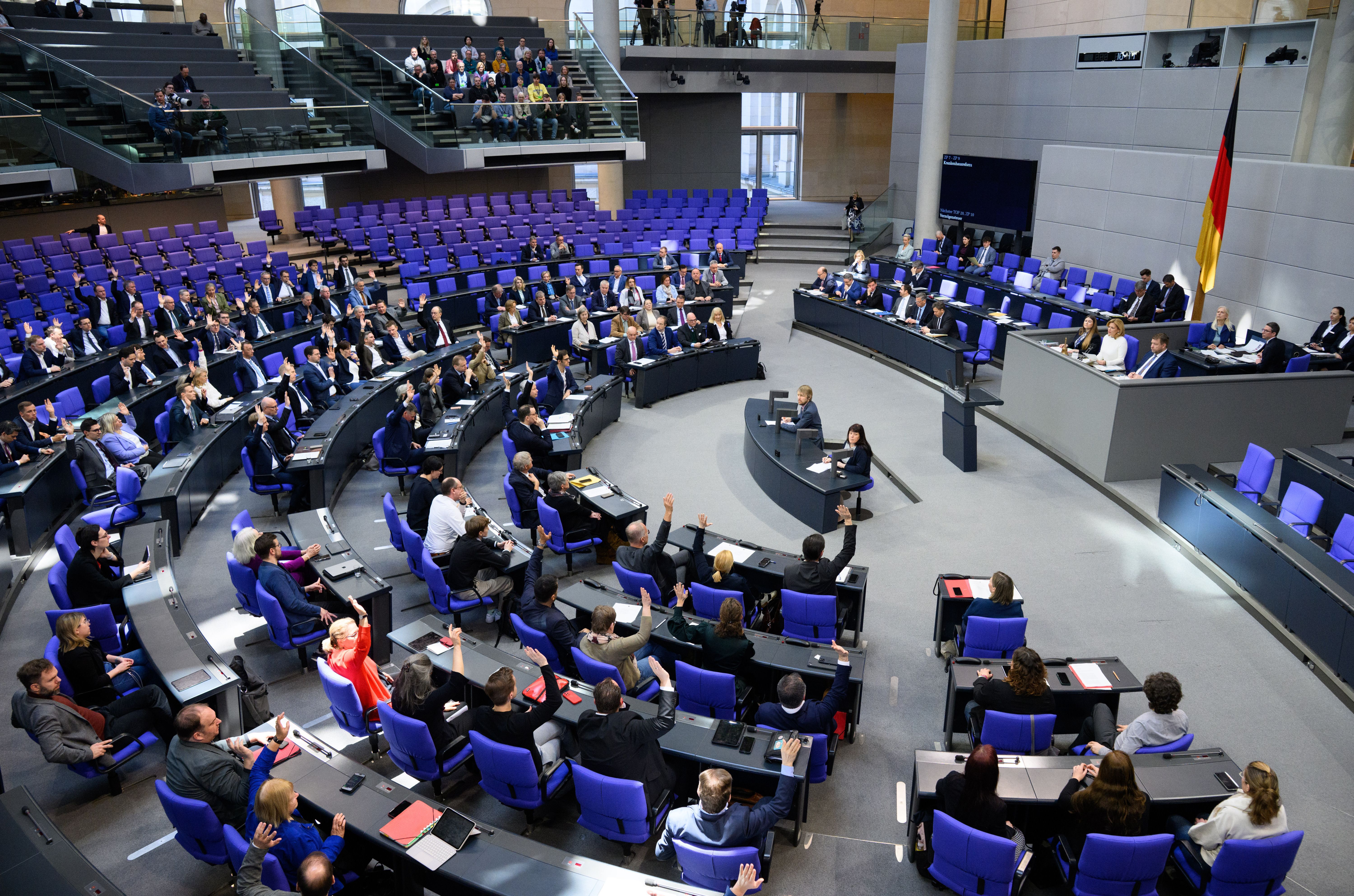 Bundestag beschließt überarbeitete Krankenhausreform – Kritiker warnen vor Verwässerung