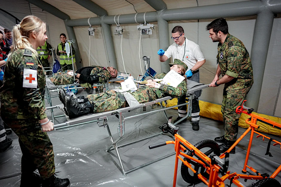 Bundeswehrsoldaten nehmen an der Übung „Medic Quadriga“&nbsp;für die Rettung, Versorgung und Evakuierung einer großen Zahl verwundeter Soldaten teil.
